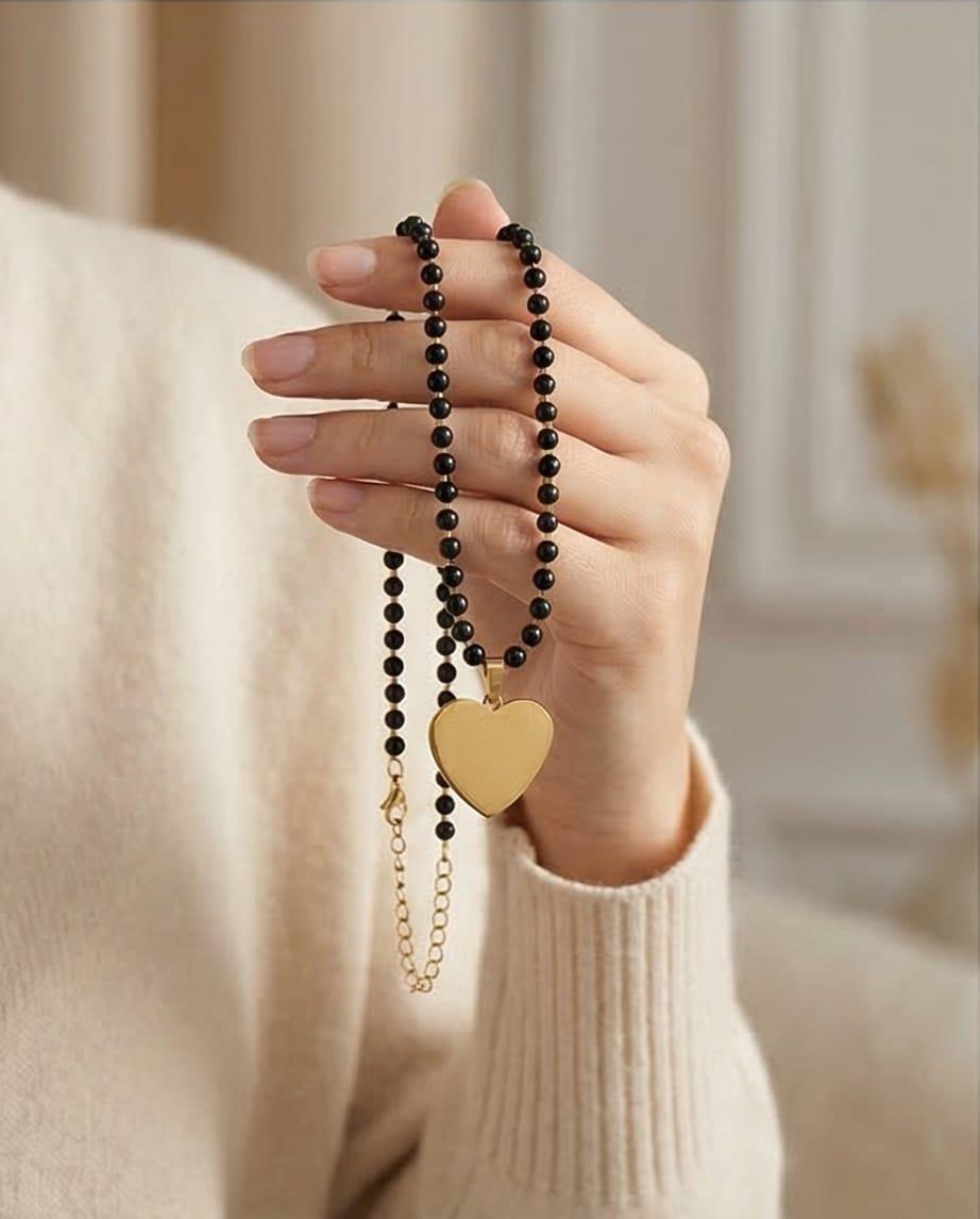 SİYAH TAŞLI KALPLİ PLAKA KOLYE