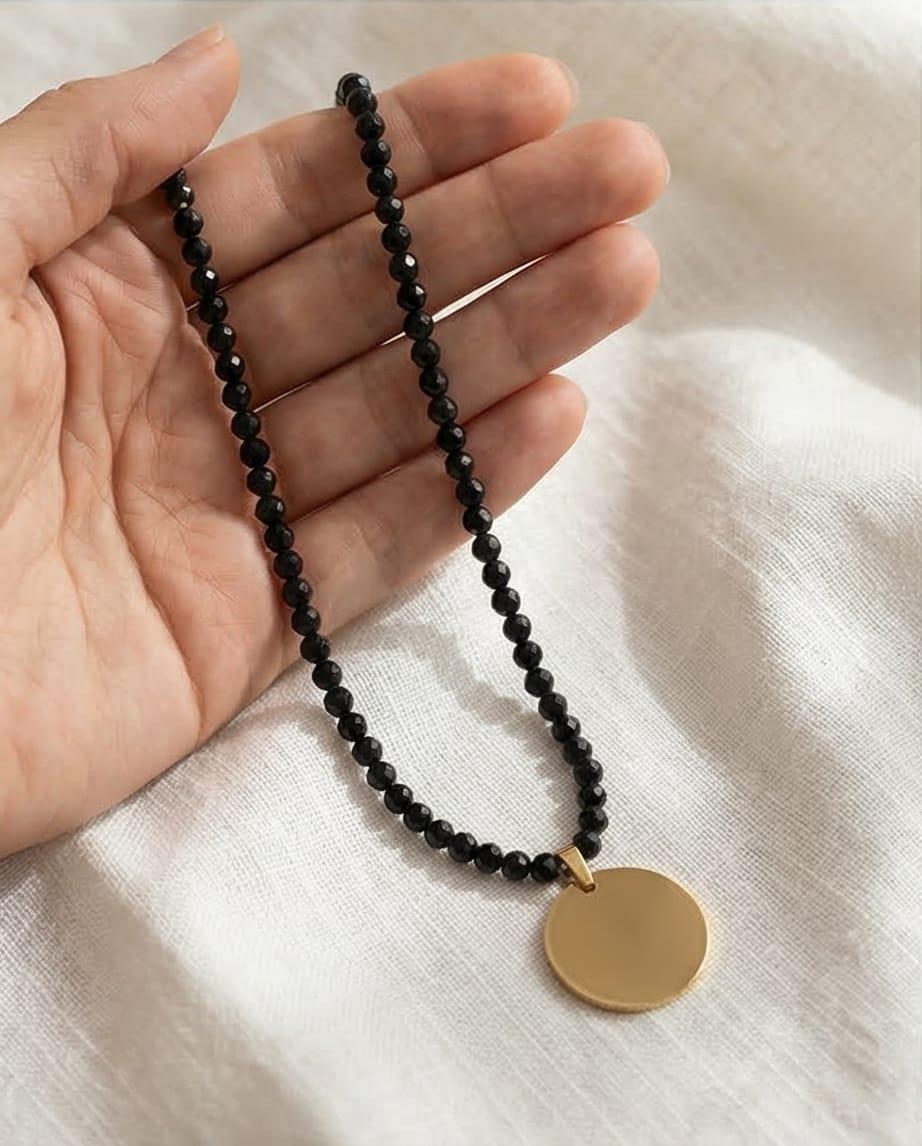 SİYAH TAŞLI YUVARLAK PLAKA KOLYE