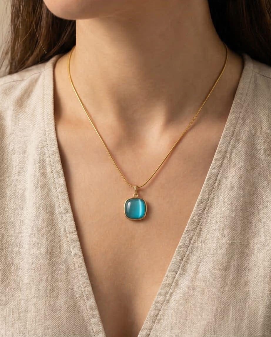 Yeşil Taşlı Kare Kolye