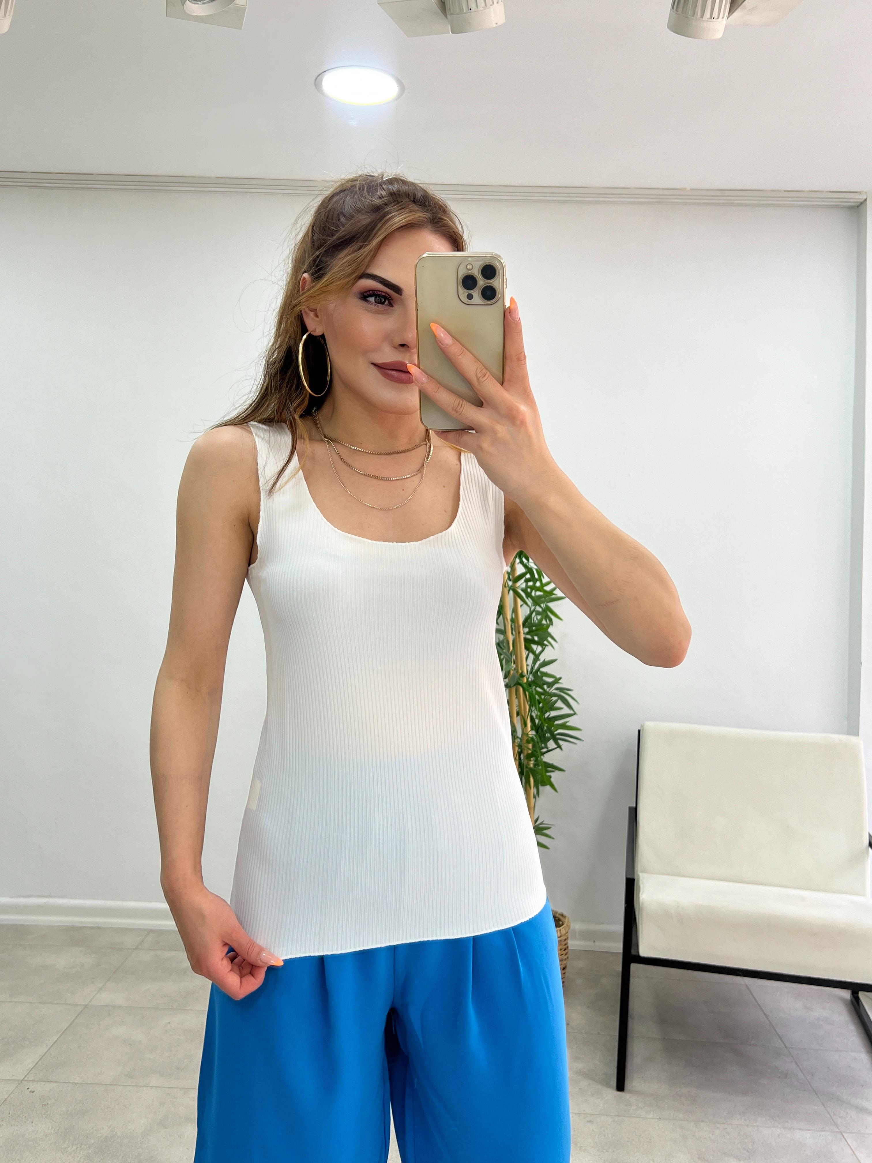 Beyaz Kare Yaka Fi̇ti̇lli̇ Atlet