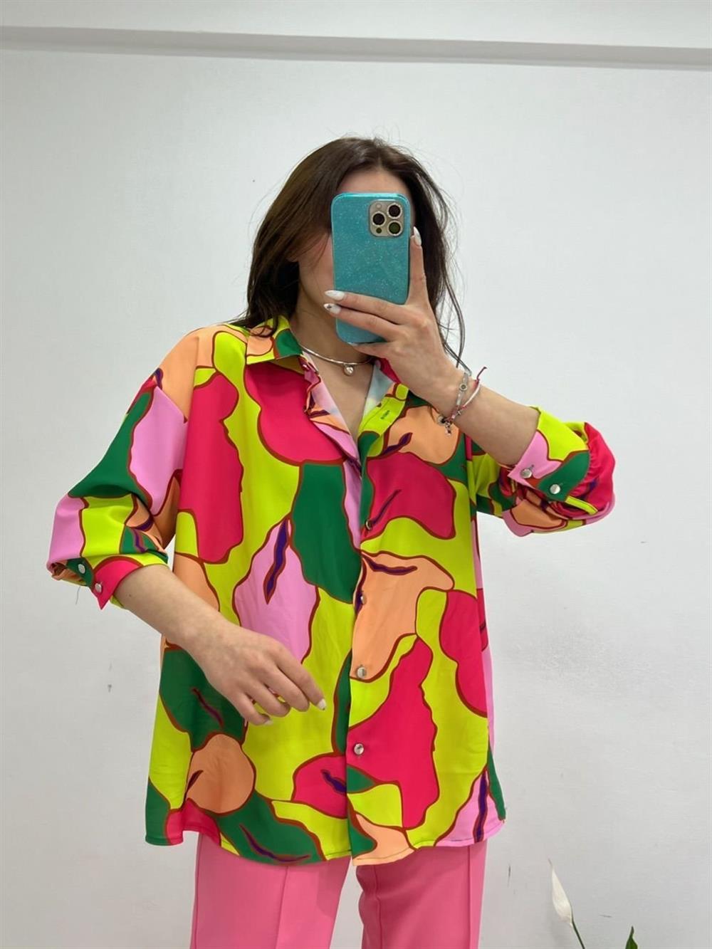 Pembe Desenli̇ Gömlek