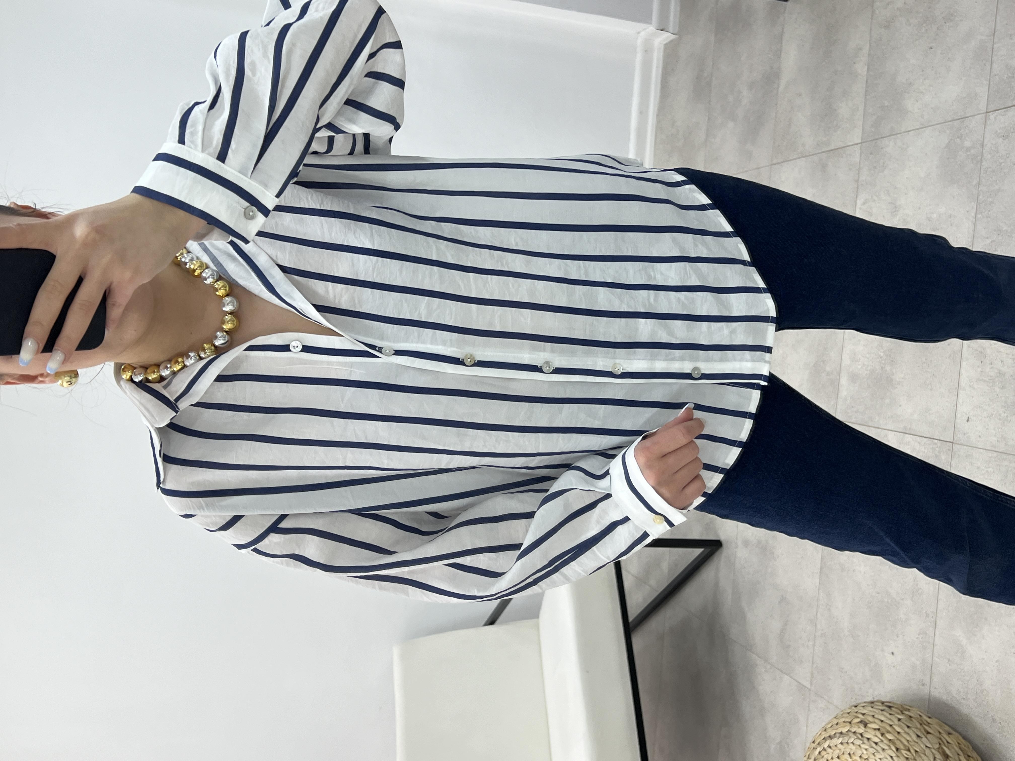 Beyaz Üzeri̇ Laci̇vert Çi̇zgi̇li̇ Gömlek