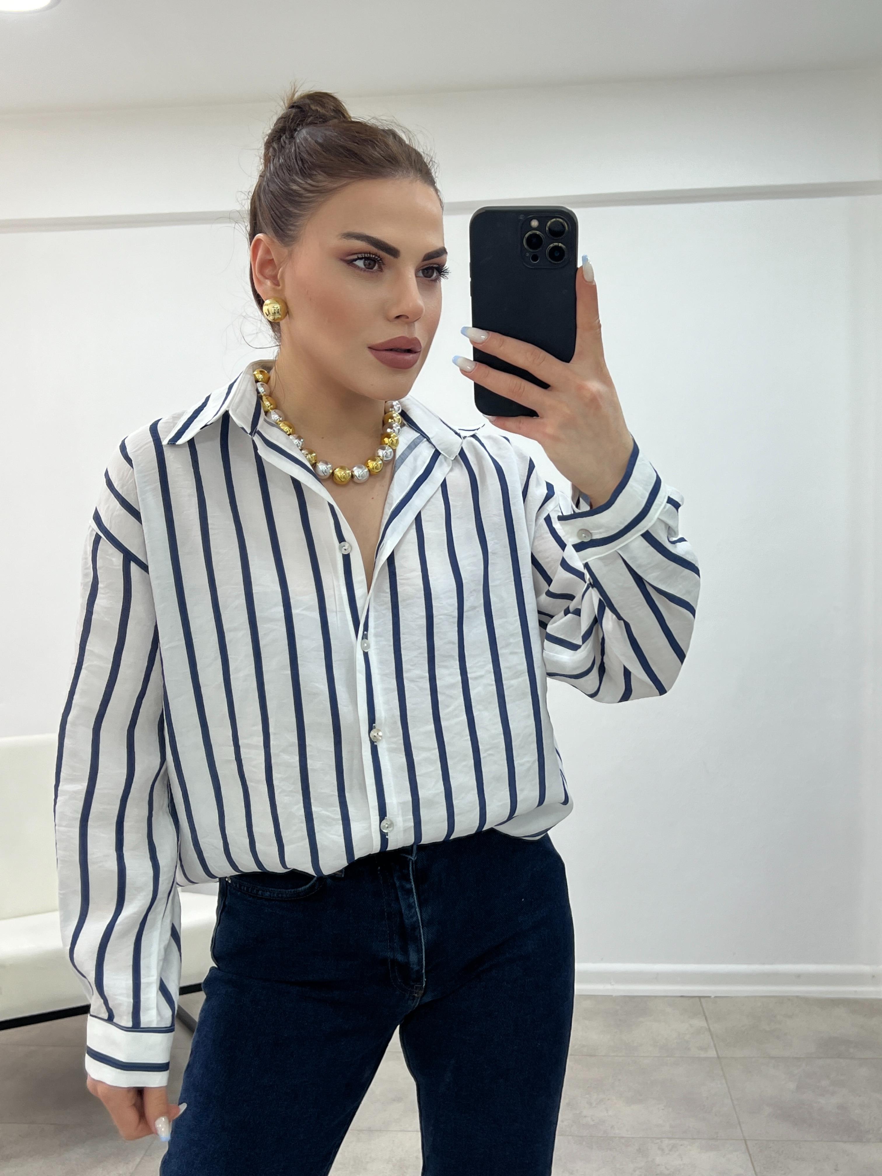 Beyaz Üzeri̇ Laci̇vert Çi̇zgi̇li̇ Gömlek