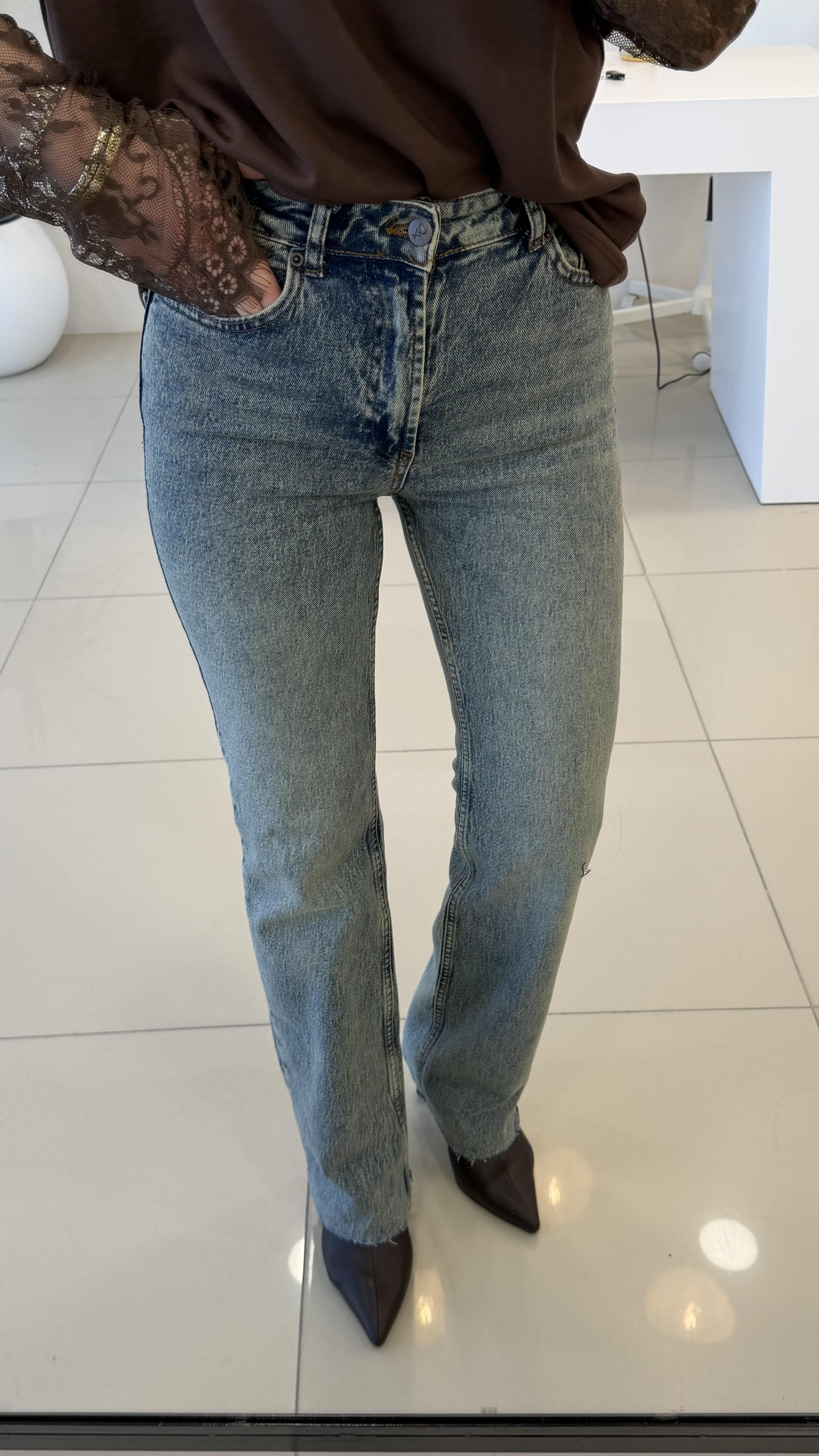 BOL PAÇA TAŞLANMIŞ TİNTLİ  MAVİ JEAN 