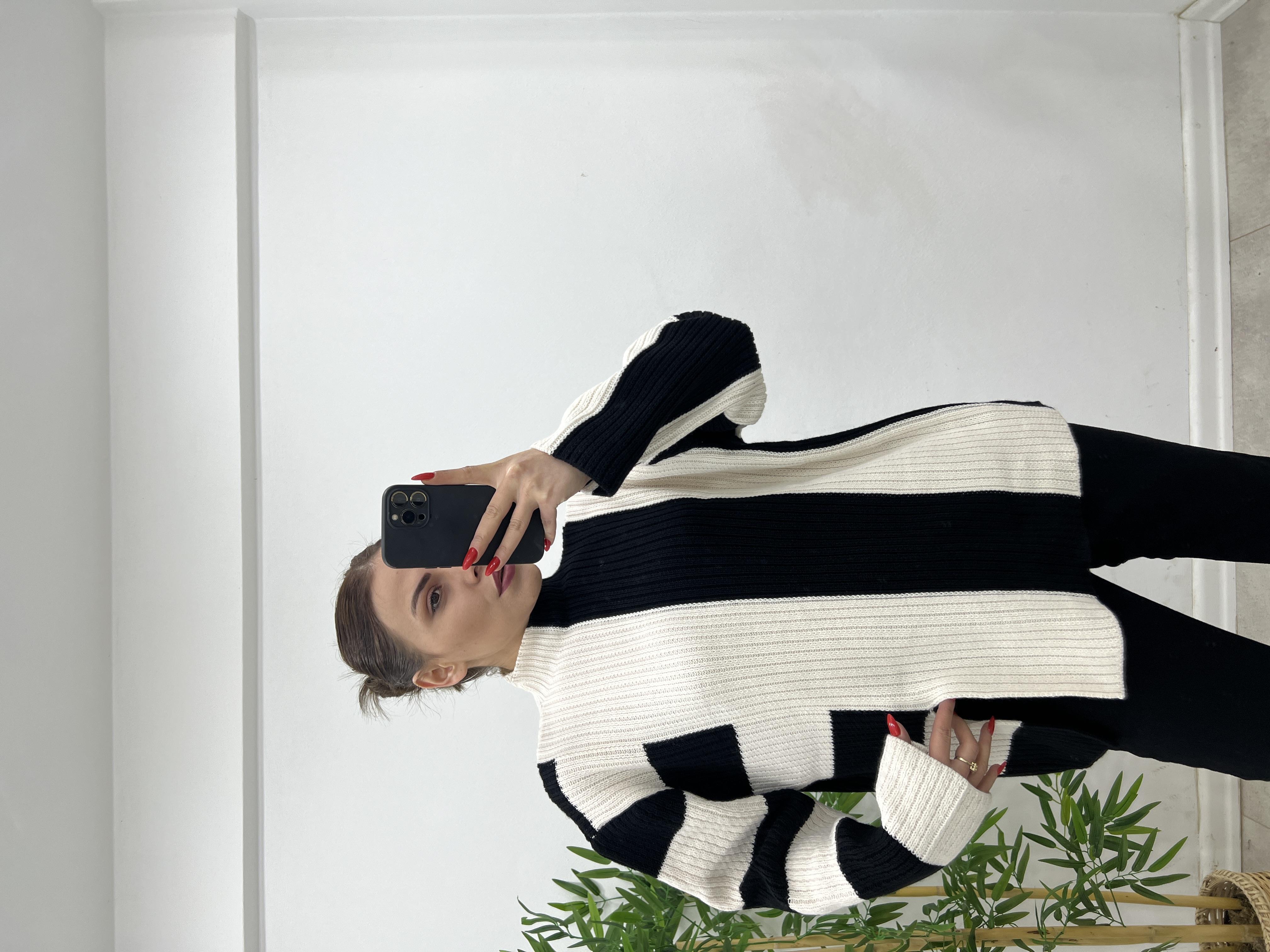 Di̇k Yaka Önü Yirtmaçli Kazak