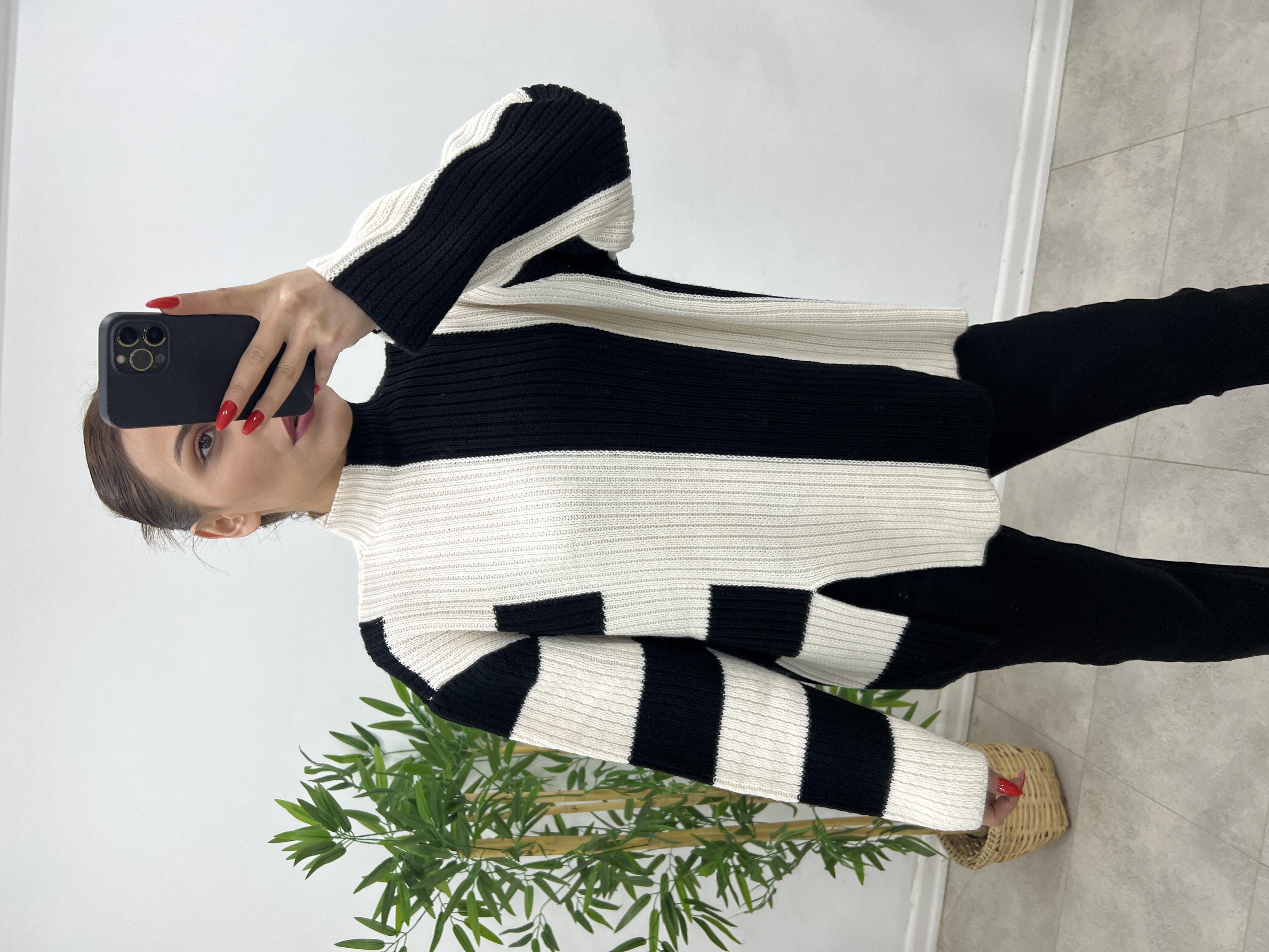 Di̇k Yaka Önü Yirtmaçli Kazak