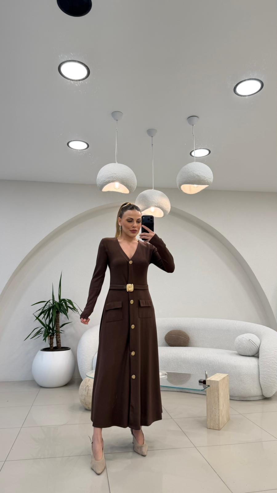 GOLD DÜĞME VE KEMER DETAYLI V YAKA ELBİSE KAHVE