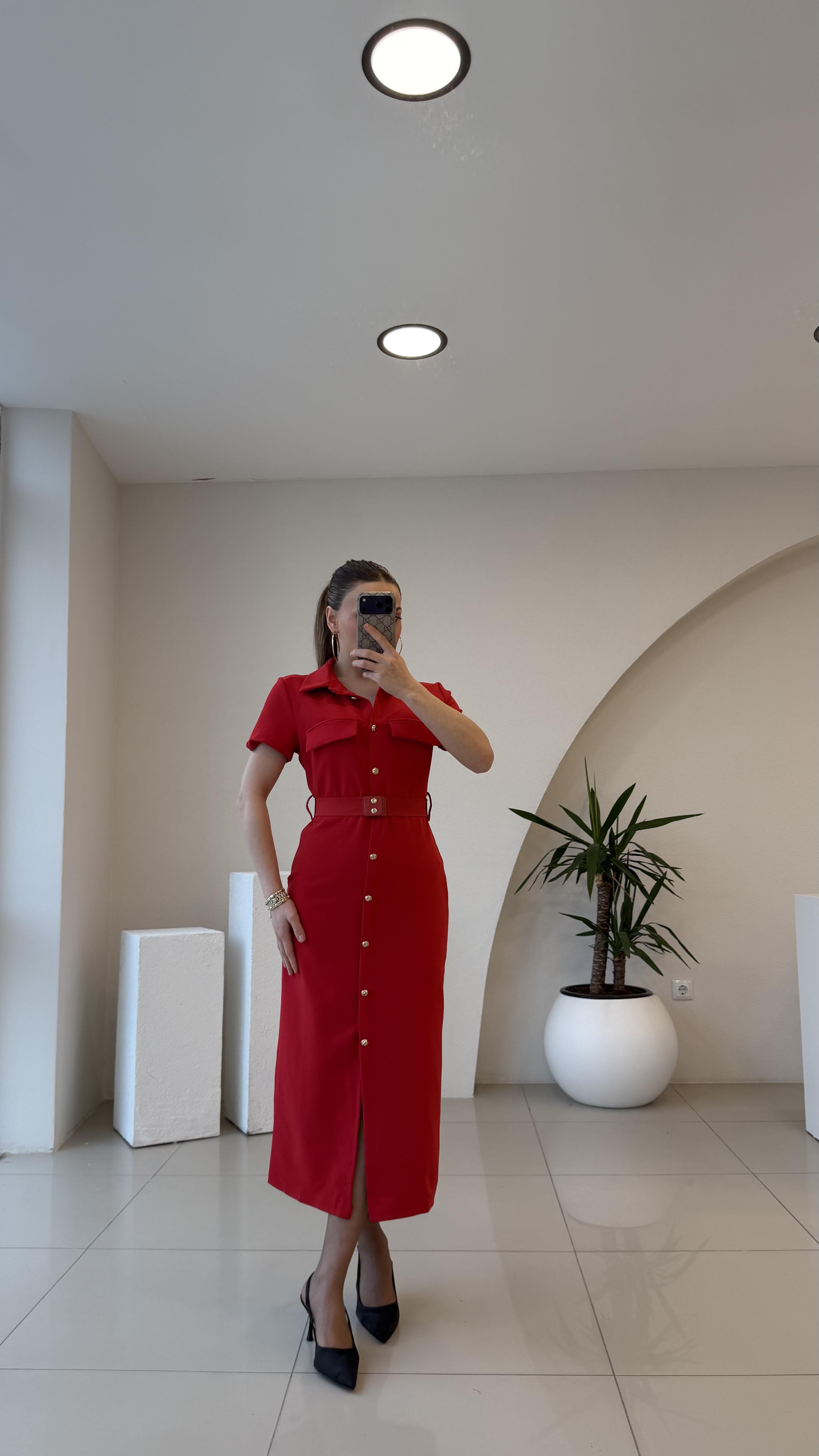 GOLD DÜĞMELİ KEMERLİ ELBİSE KIRMIZI