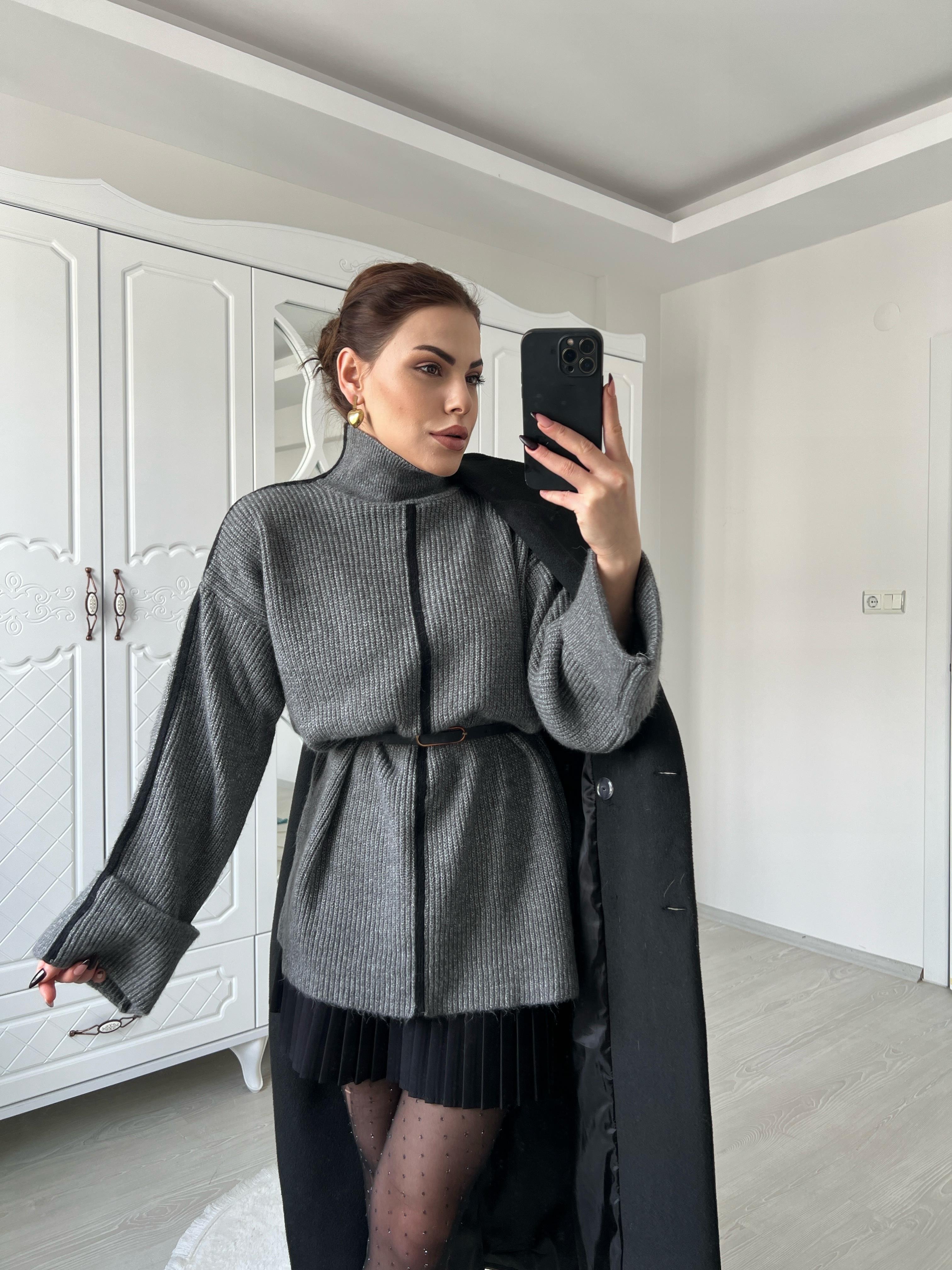 Gri̇ Şeri̇tli̇ Kollari Katlama Detayli Di̇k Yaka Oversi̇ze Tri̇ko Kazak
