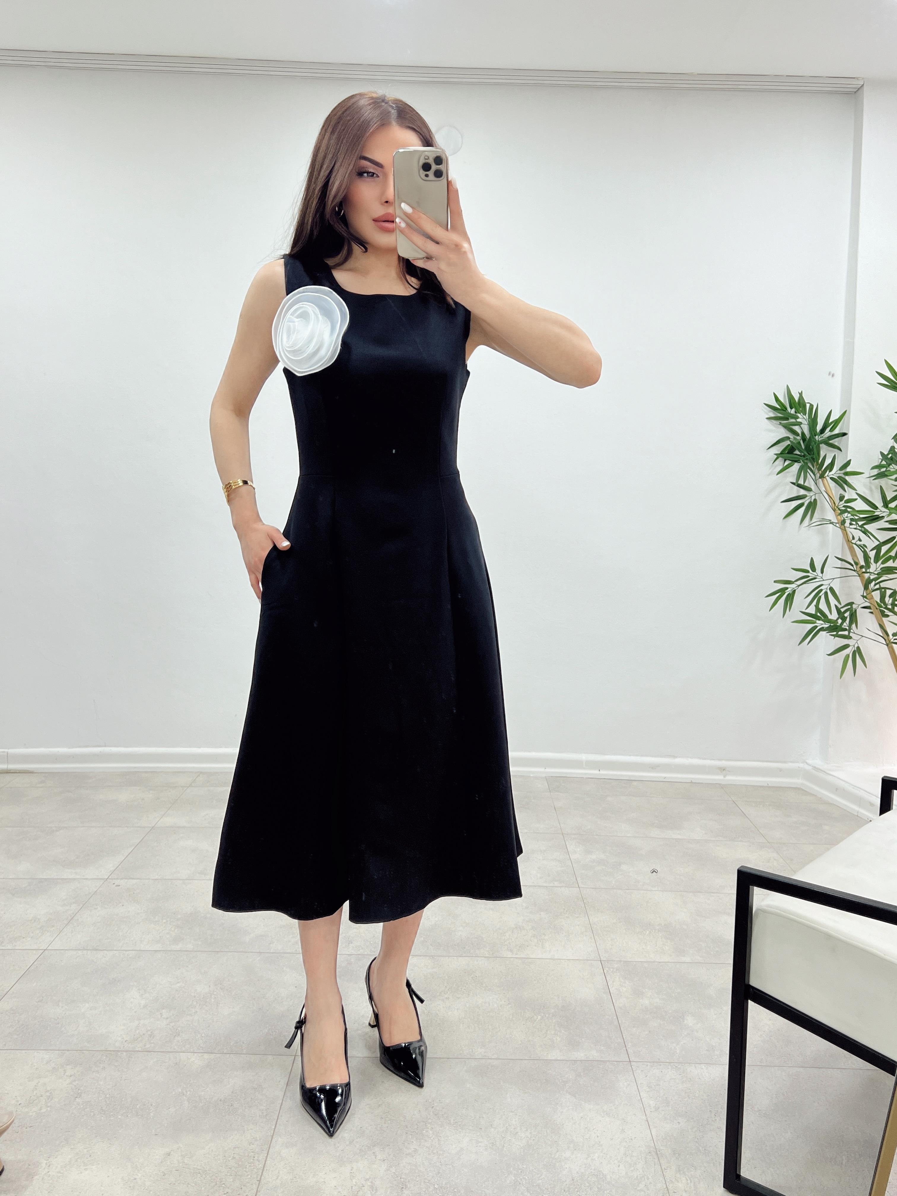 Gül Detayli Kolsuz Kloş Elbi̇se Si̇yah