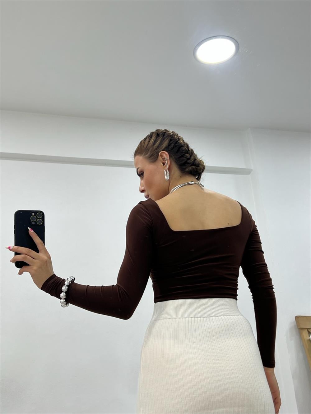 Kahverengi̇ Kare Yaka Uzun Kollu Crop