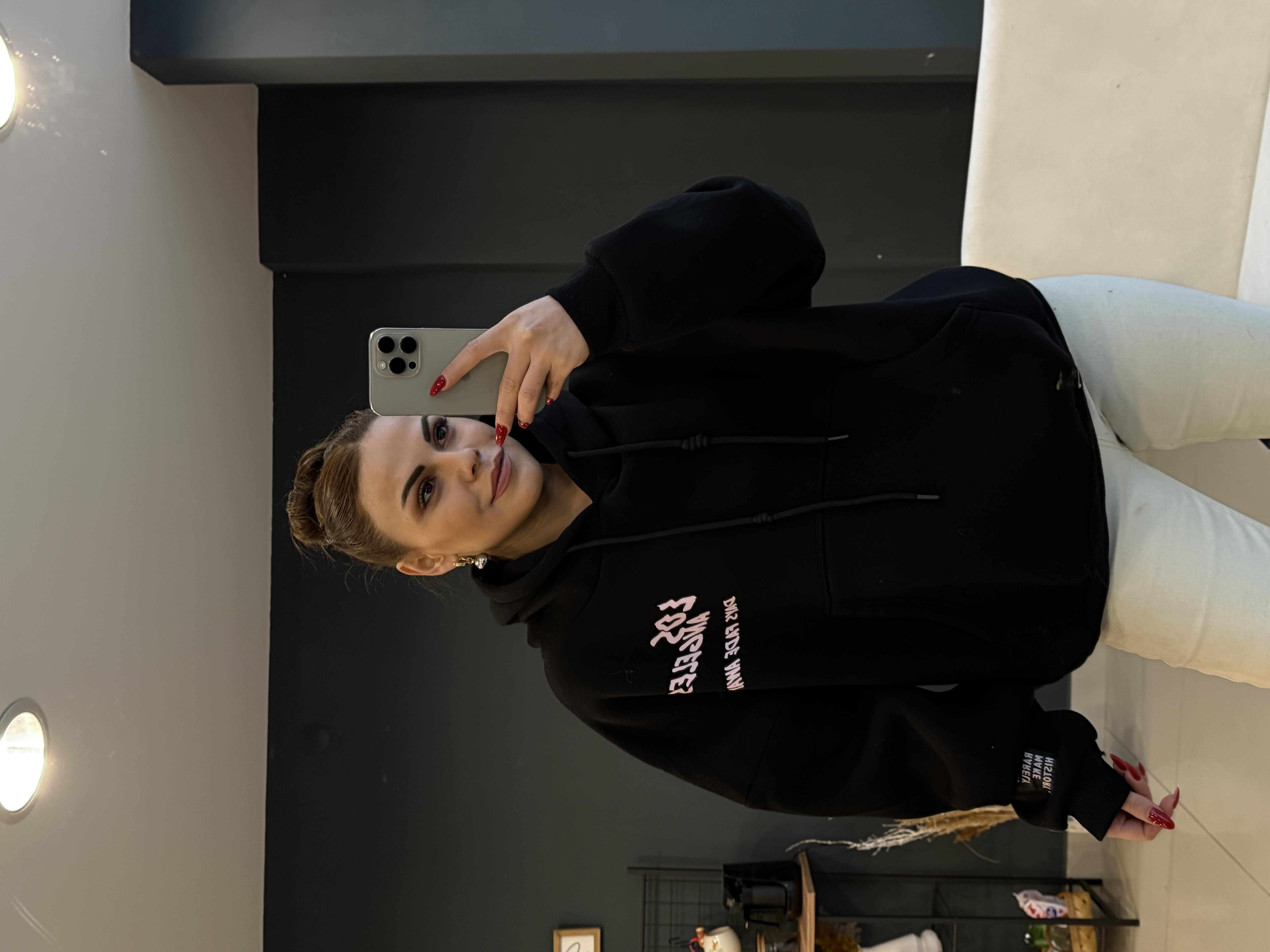 Kapşonlu Arkasi Desenli̇ Sweatshirt