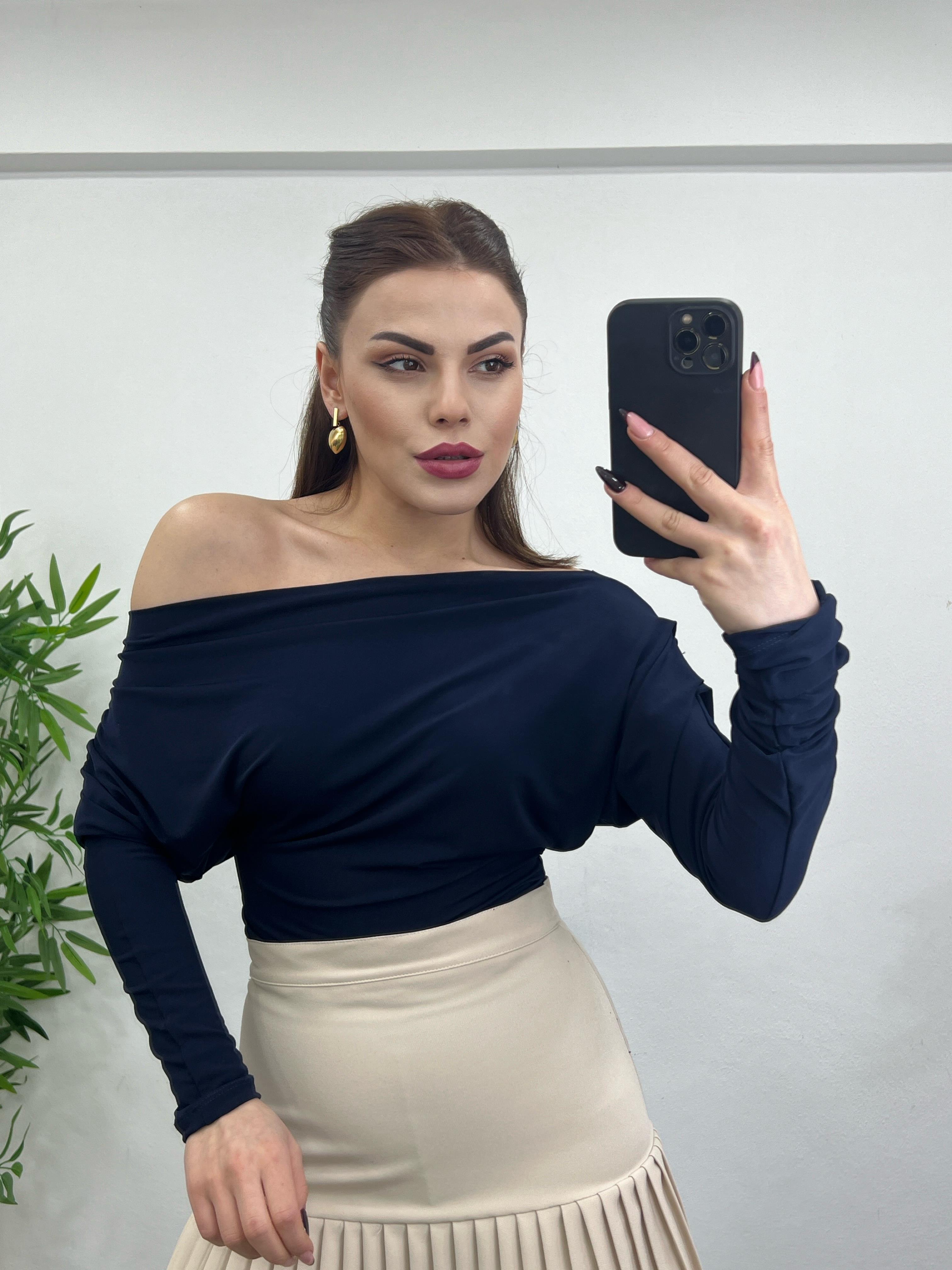 Kayik Yaka Drapeli̇ Li̇krali Tasarim Bluz Laci̇vert