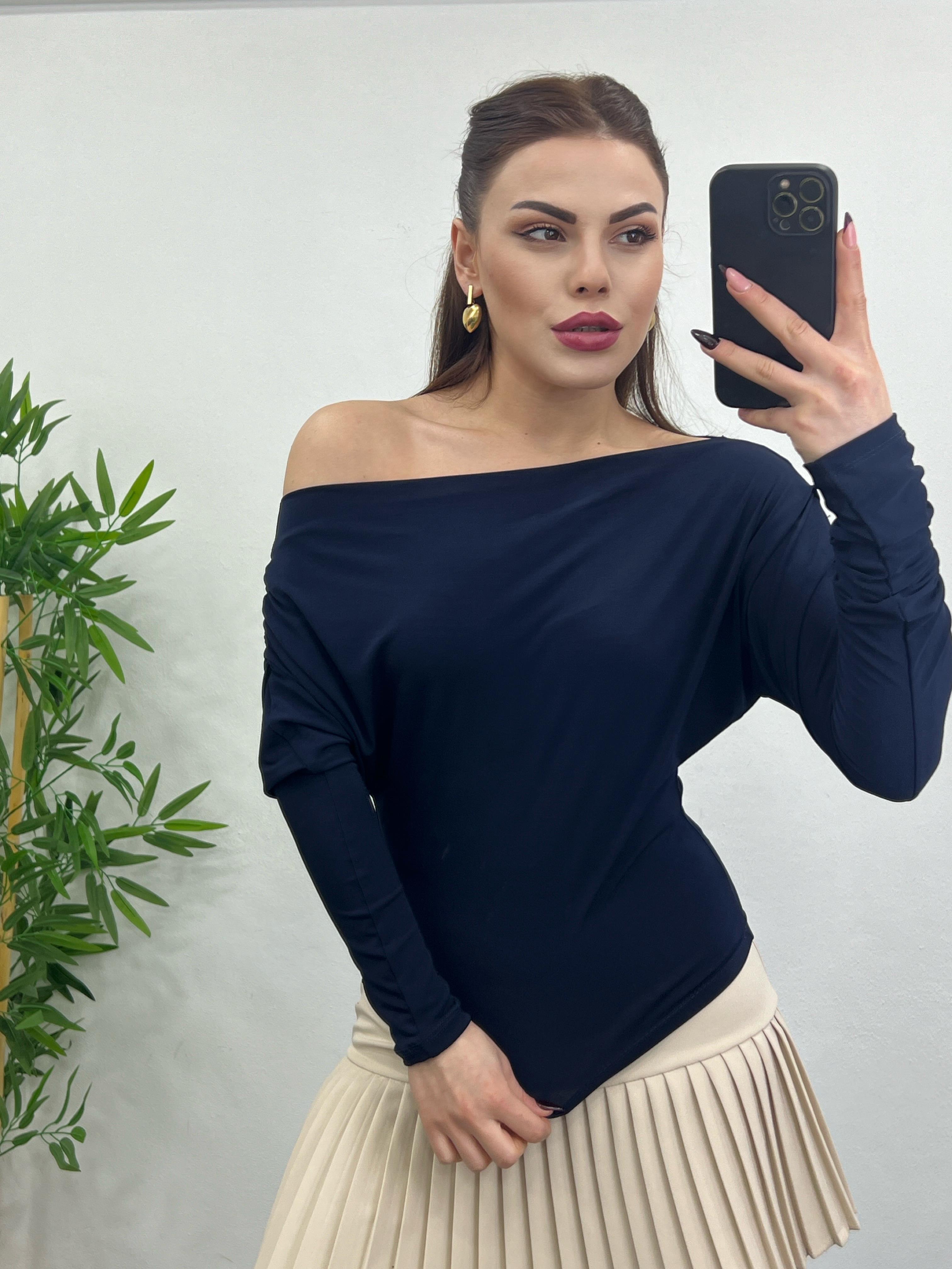 Kayik Yaka Drapeli̇ Li̇krali Tasarim Bluz Laci̇vert