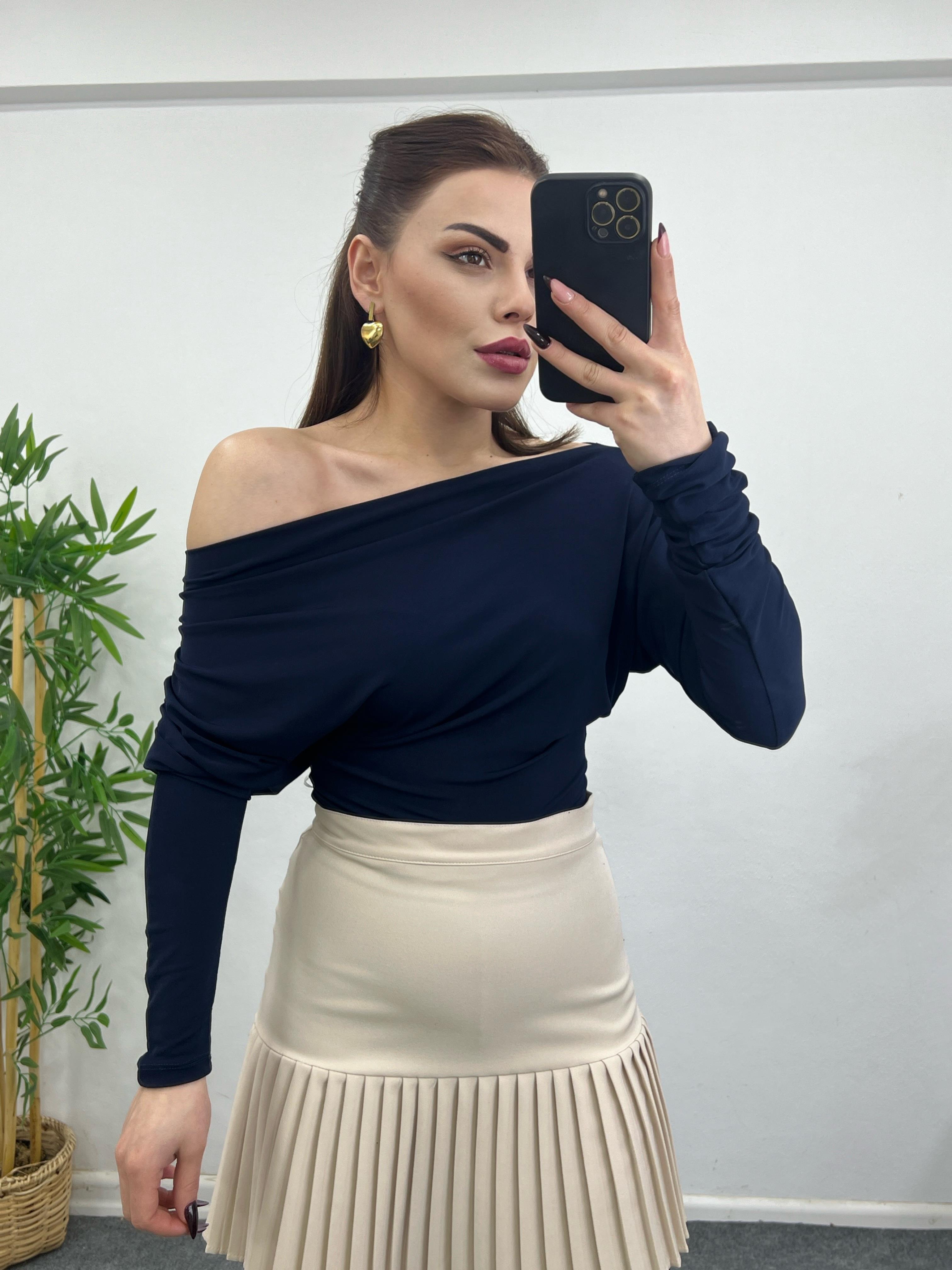 Kayik Yaka Drapeli̇ Li̇krali Tasarim Bluz Laci̇vert