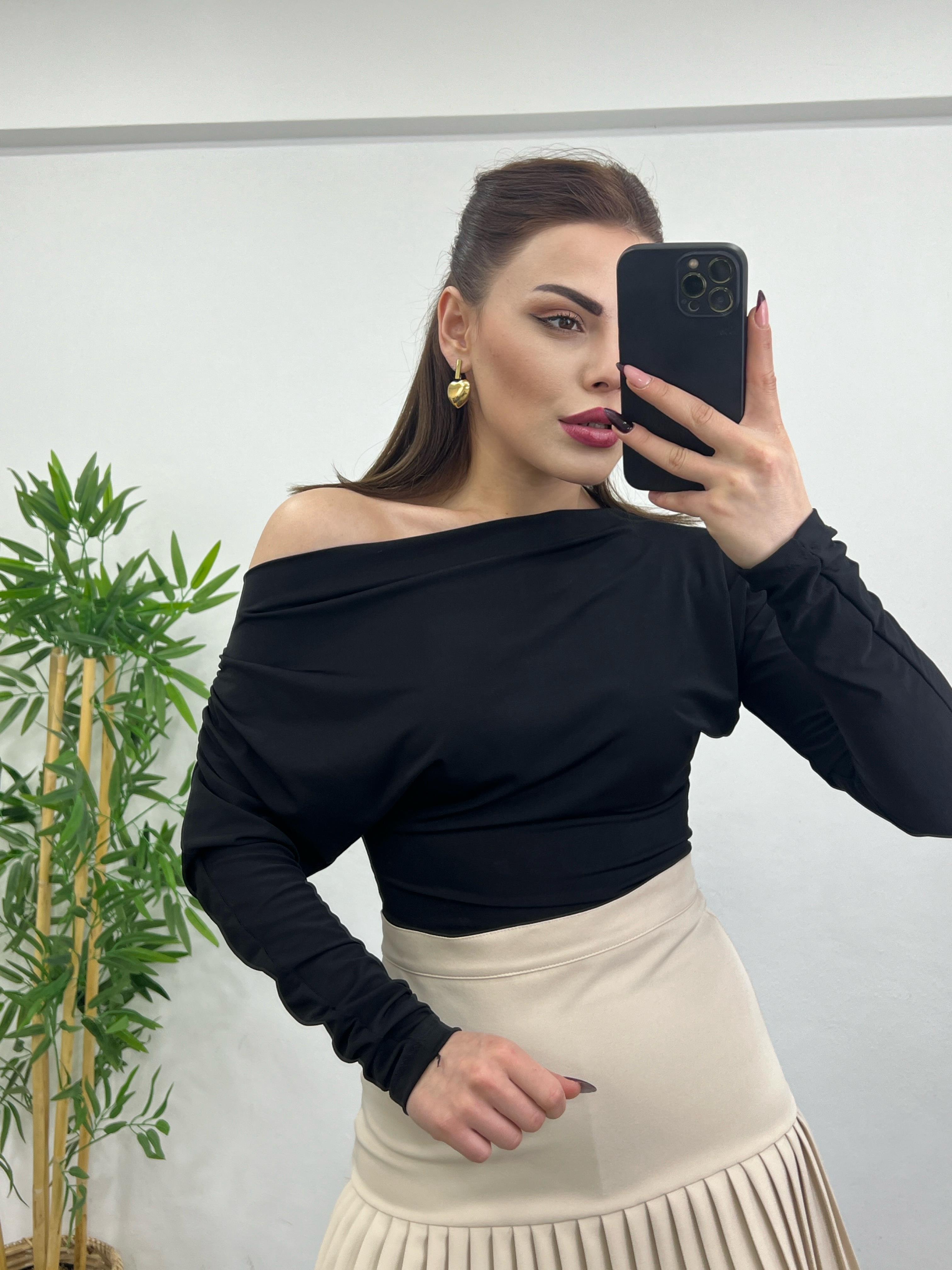 Kayik Yaka Drapeli̇ Li̇krali Tasarim Bluz Si̇yah