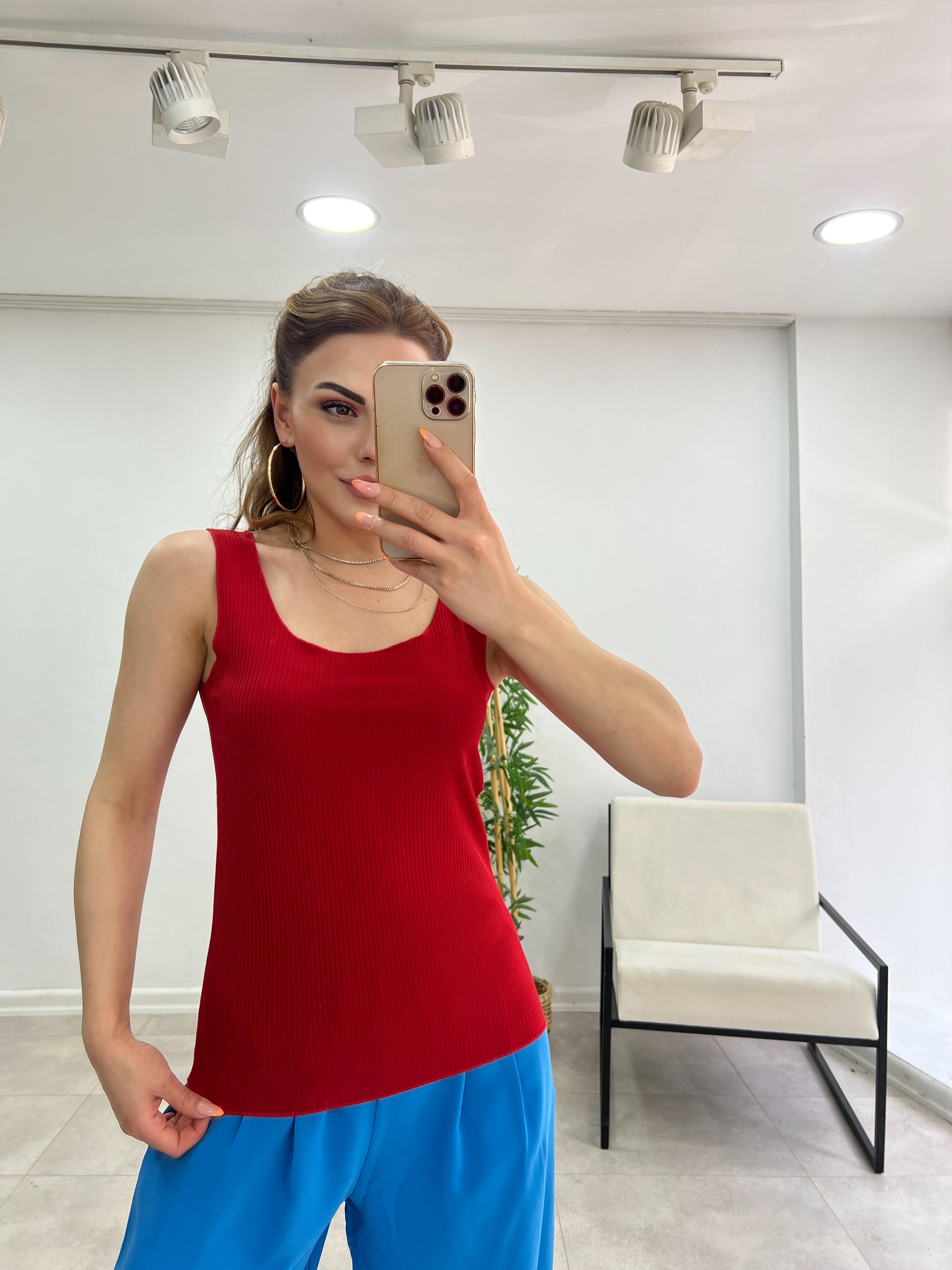 Kirmizi Kare Yaka Fi̇ti̇lli̇ Atlet