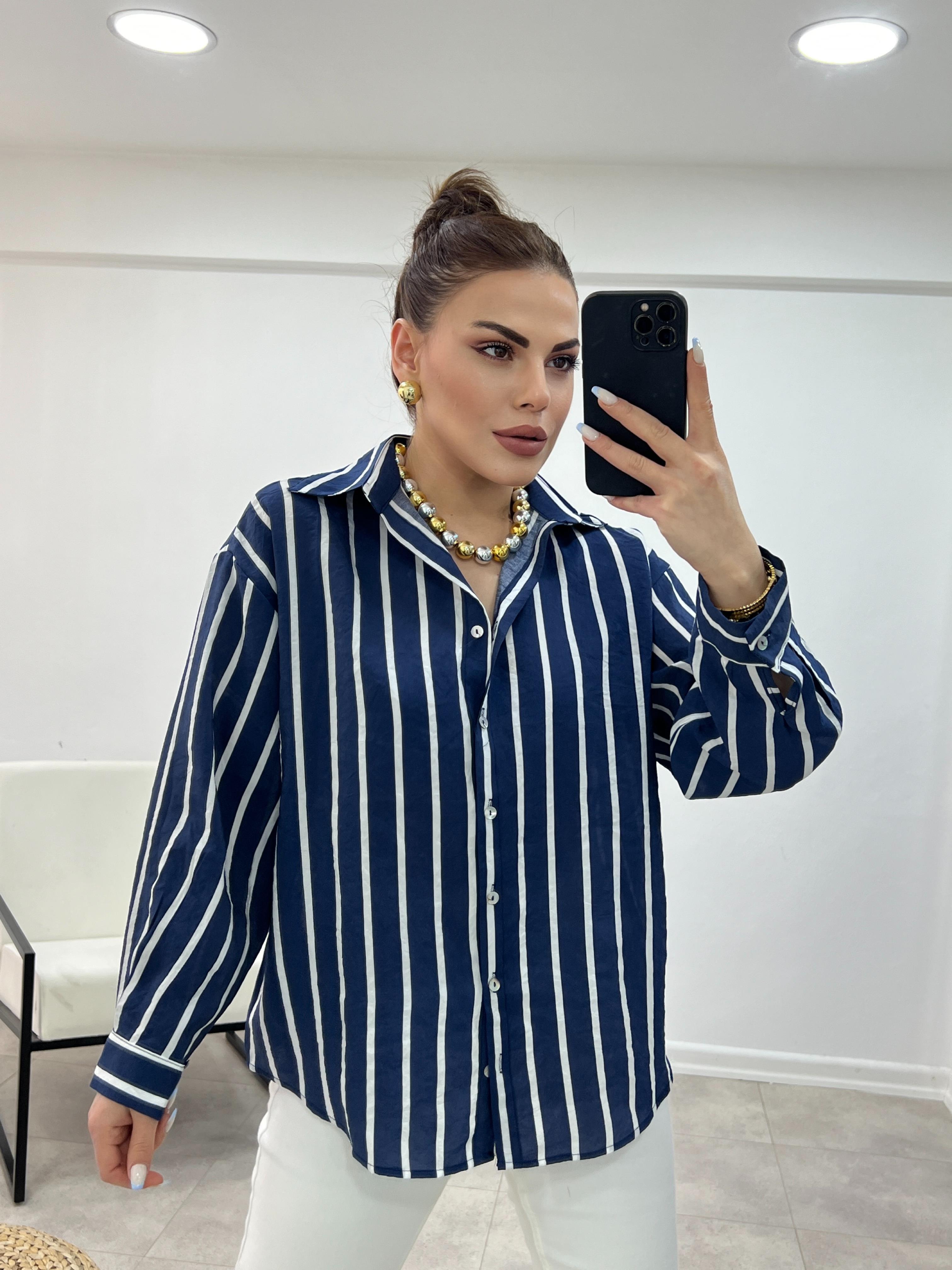 Laci̇vert Üzeri̇ Beyaz Çi̇zgi̇li̇ Gömlek