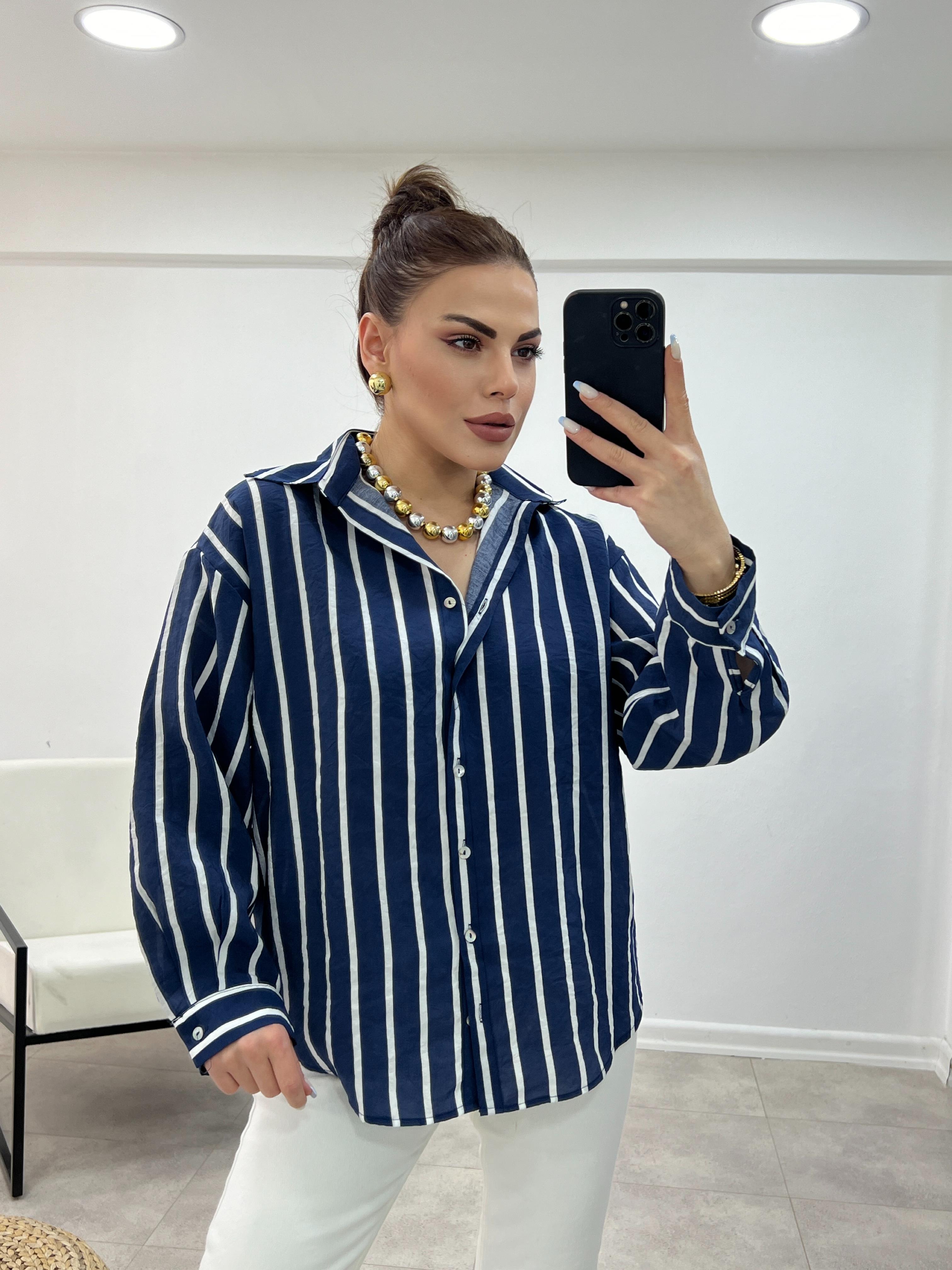 Laci̇vert Üzeri̇ Beyaz Çi̇zgi̇li̇ Gömlek