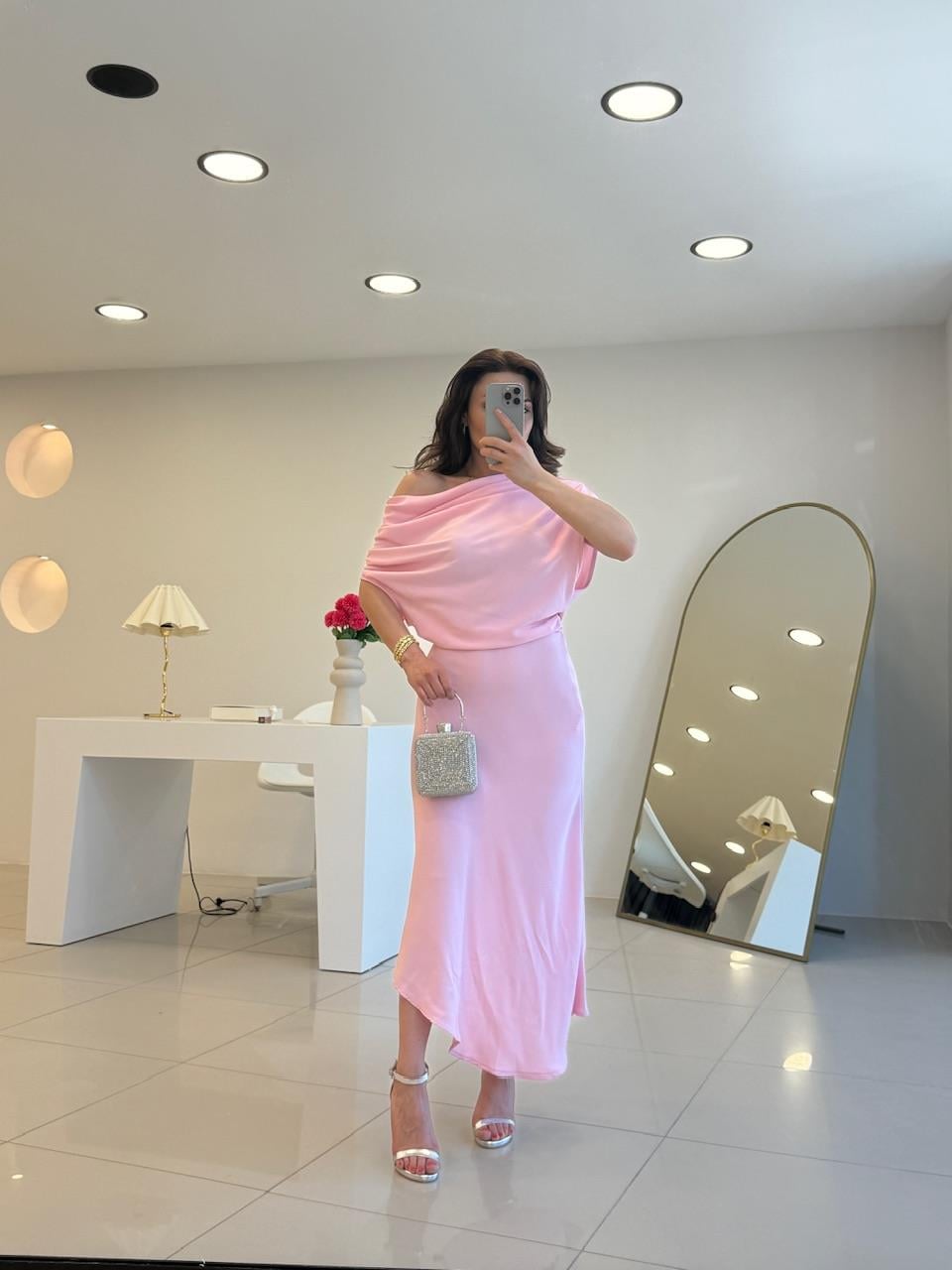 OMUZLARI BÜZGÜLÜ DEGAJE YAKA ELBİSE PEMBE