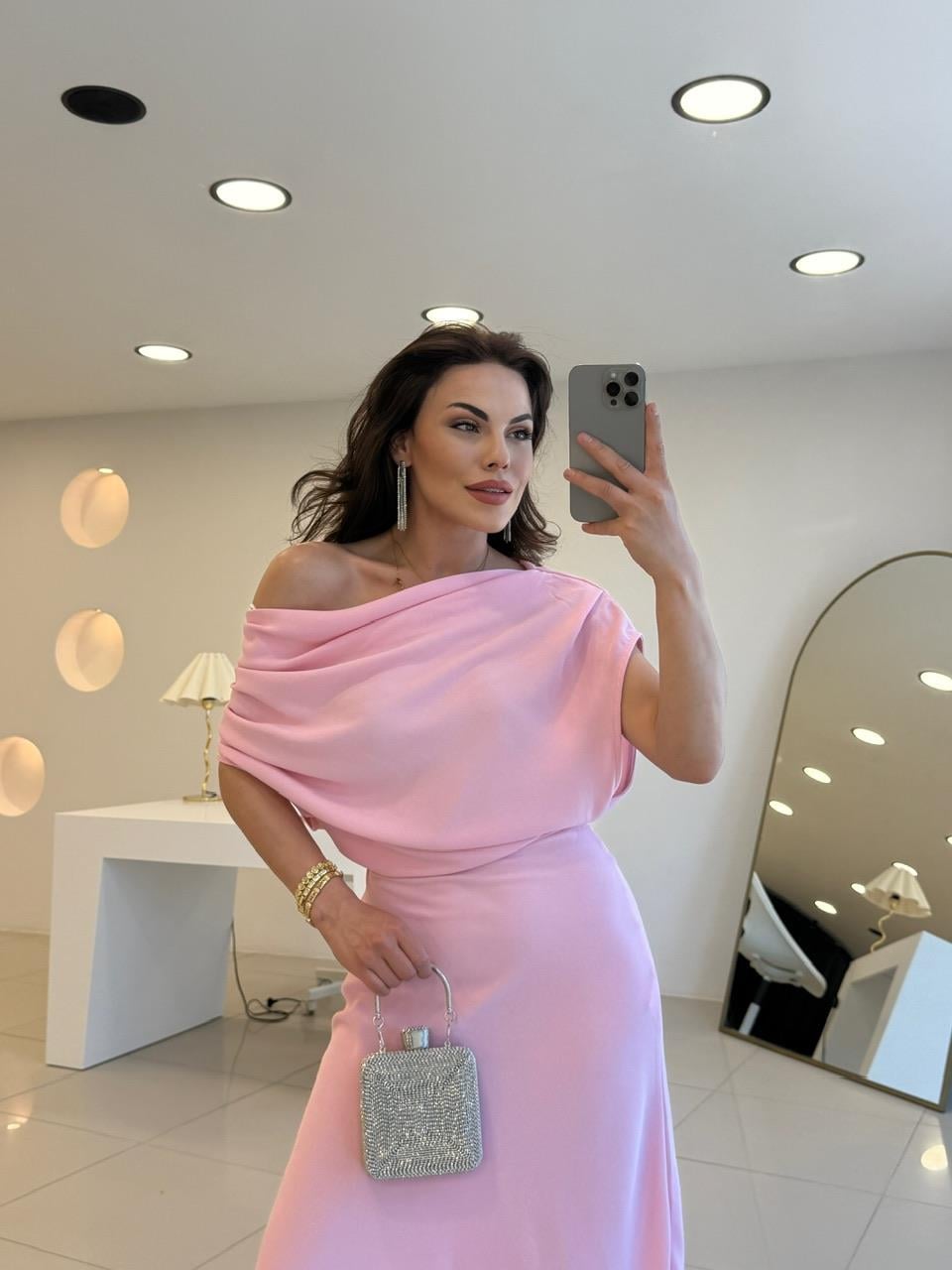 OMUZLARI BÜZGÜLÜ DEGAJE YAKA ELBİSE PEMBE