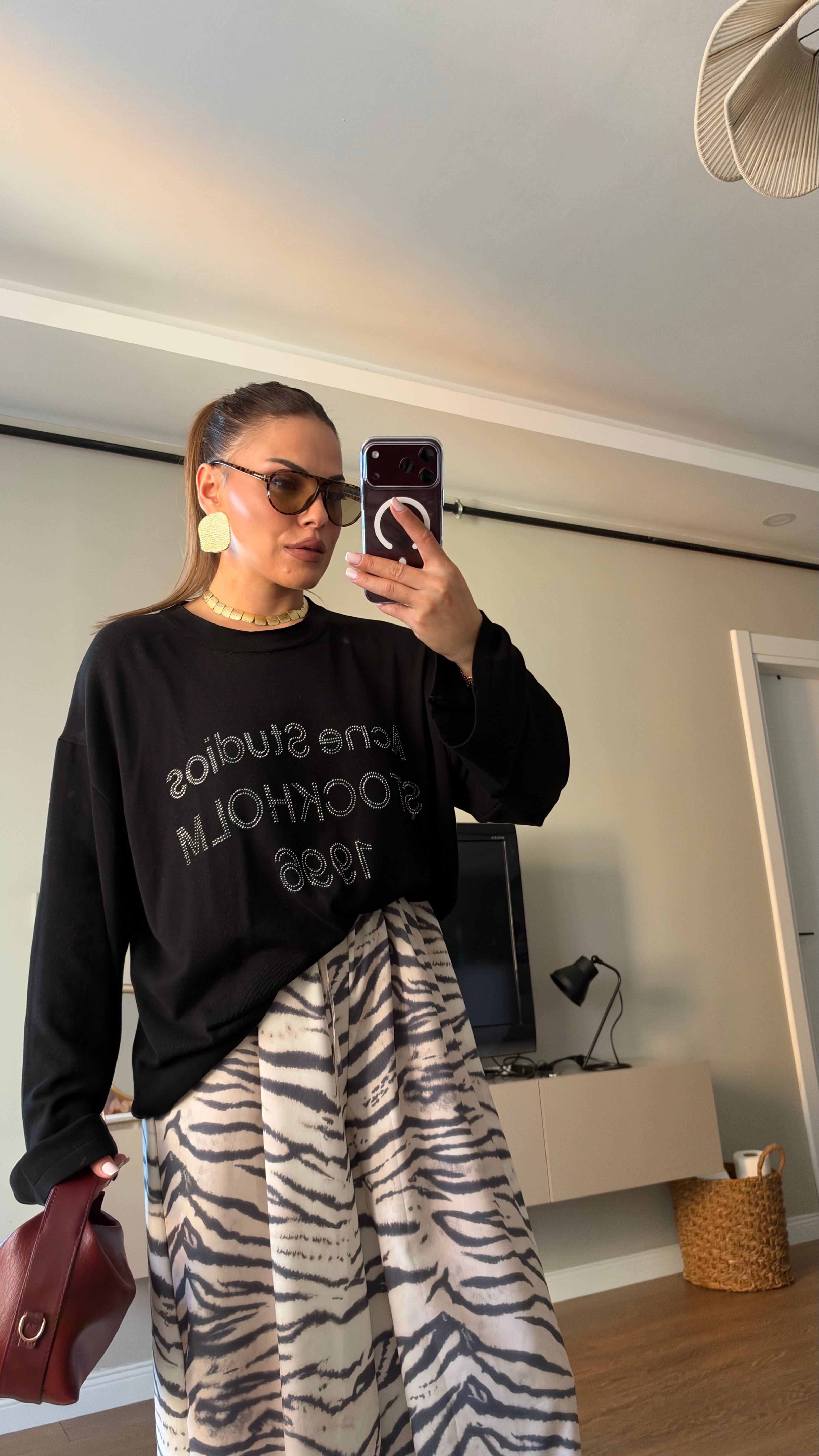 Önü Taş Detaylı Düşük Omuz Oversize Triko Bluz Siyah