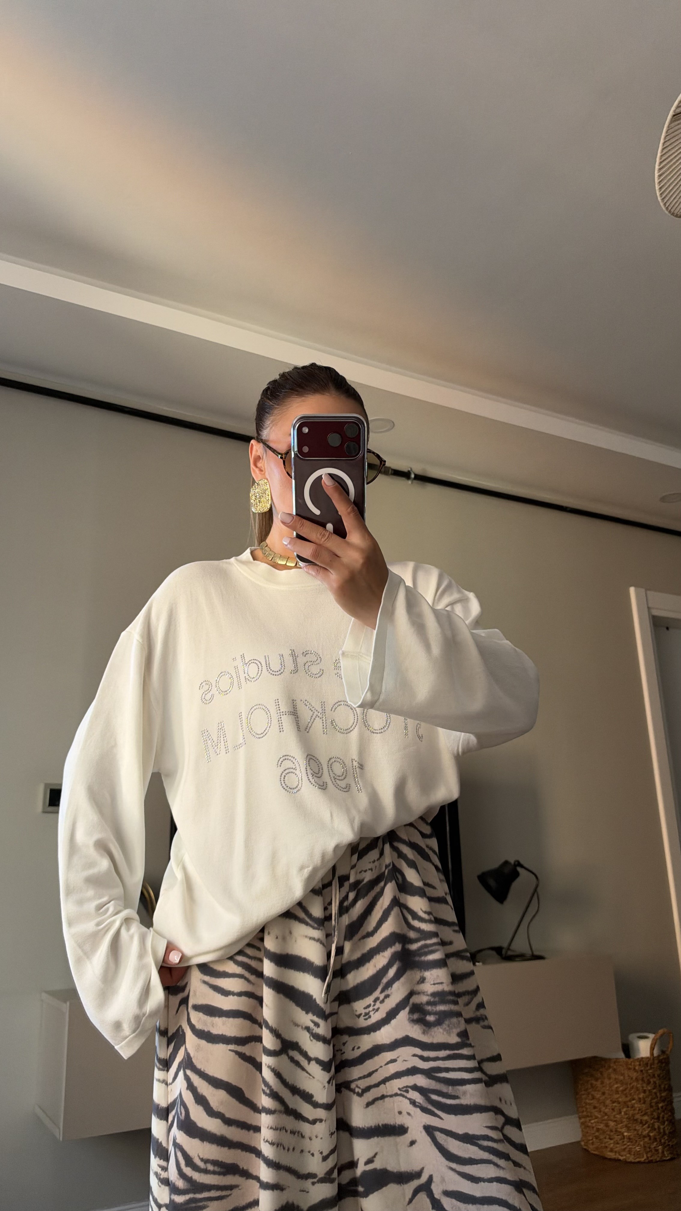 Önü Taş Detaylı Düşük Omuz Oversize Triko Bluz Beyaz
