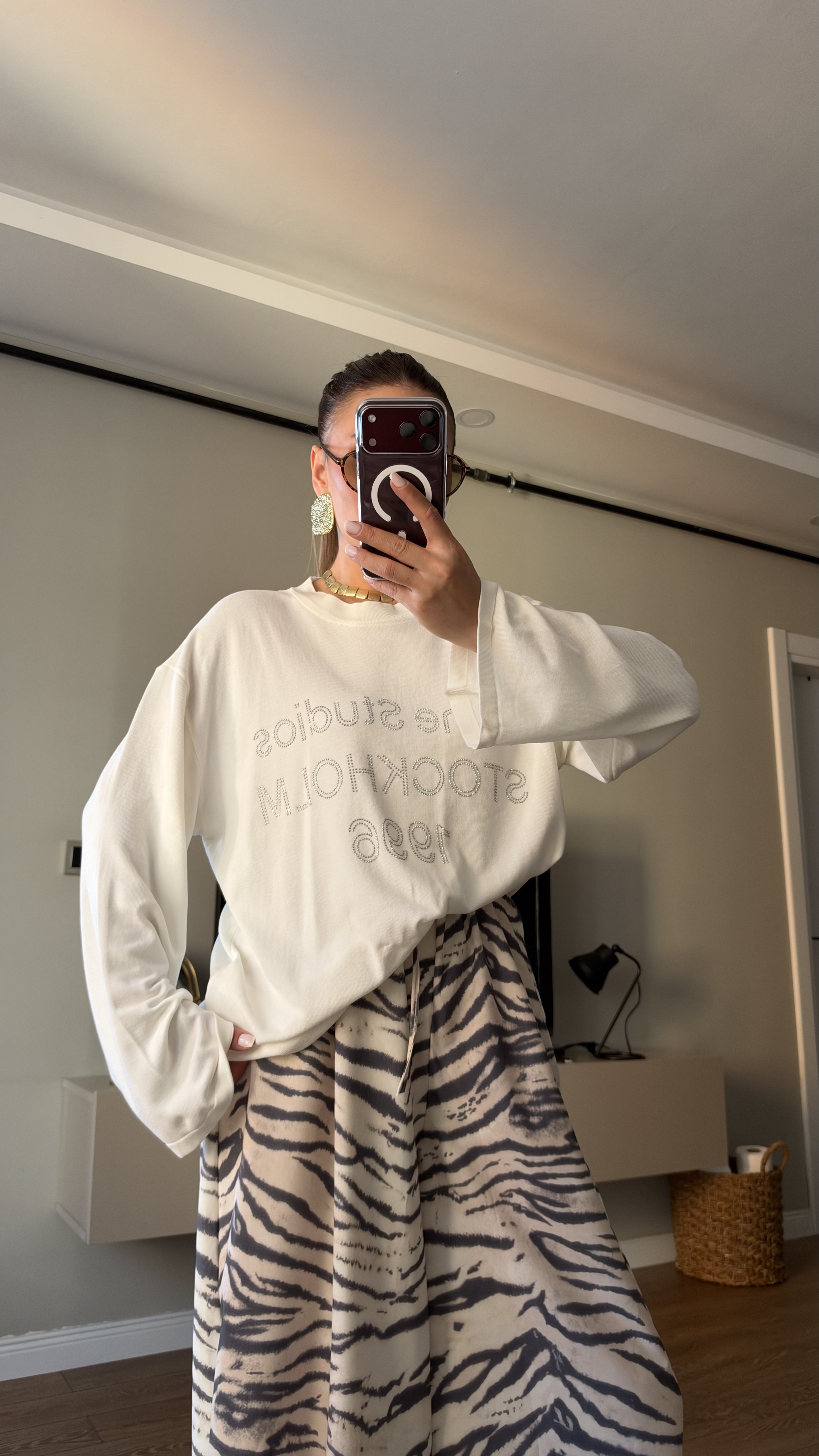 Önü Taş Detaylı Düşük Omuz Oversize Triko Bluz Beyaz