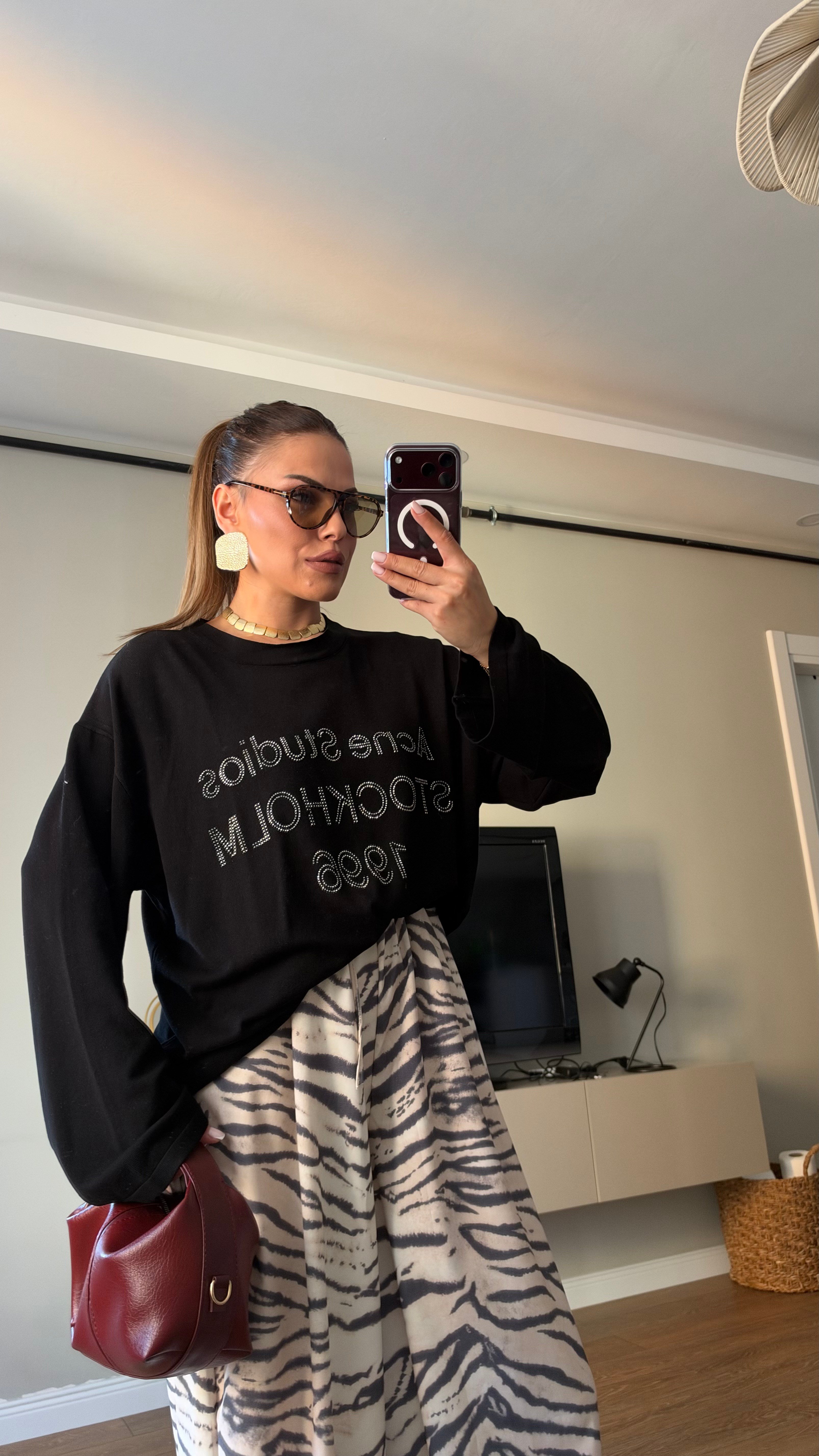 Önü Taş Detaylı Düşük Omuz Oversize Triko Bluz Siyah
