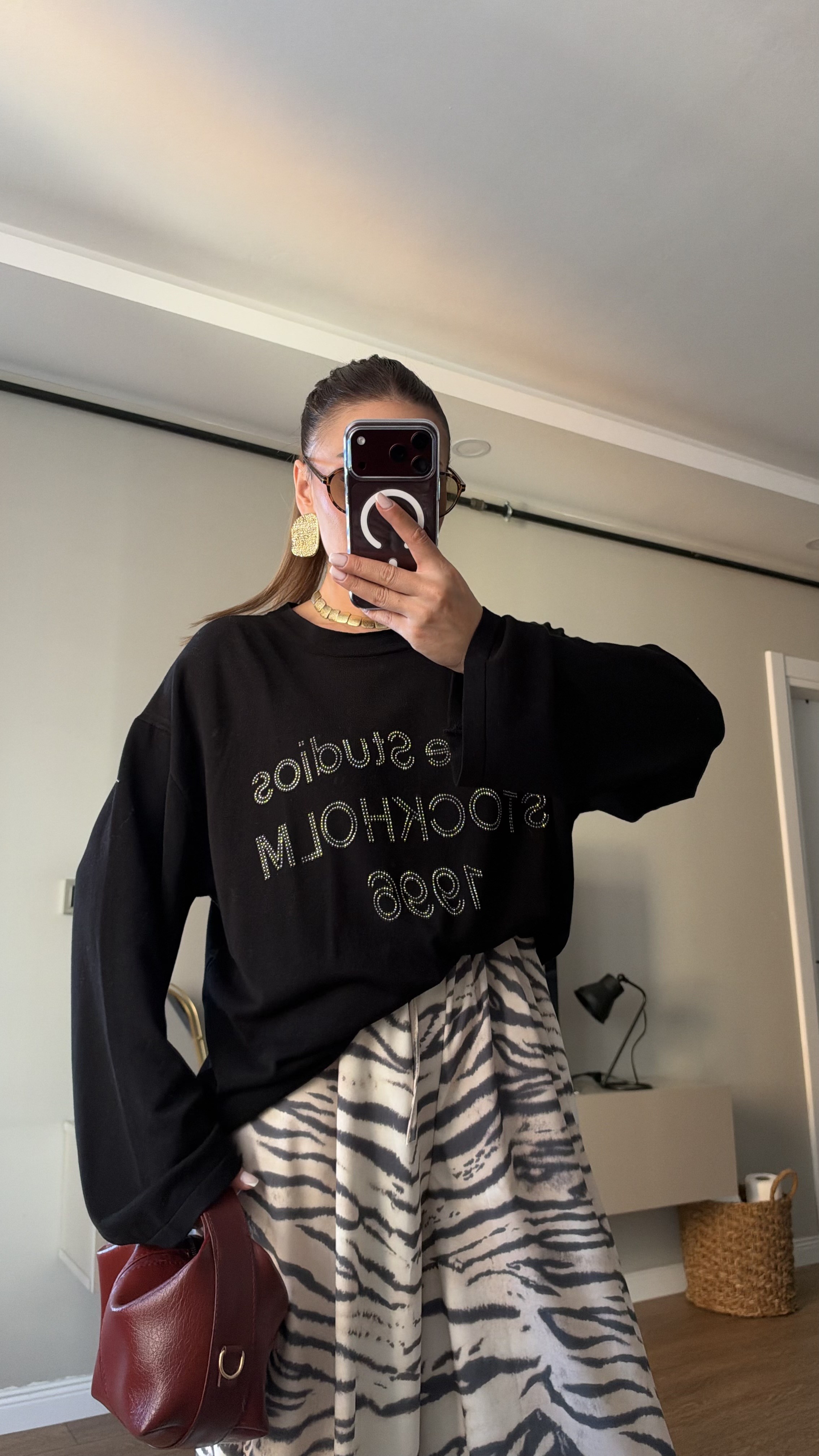 Önü Taş Detaylı Düşük Omuz Oversize Triko Bluz Siyah