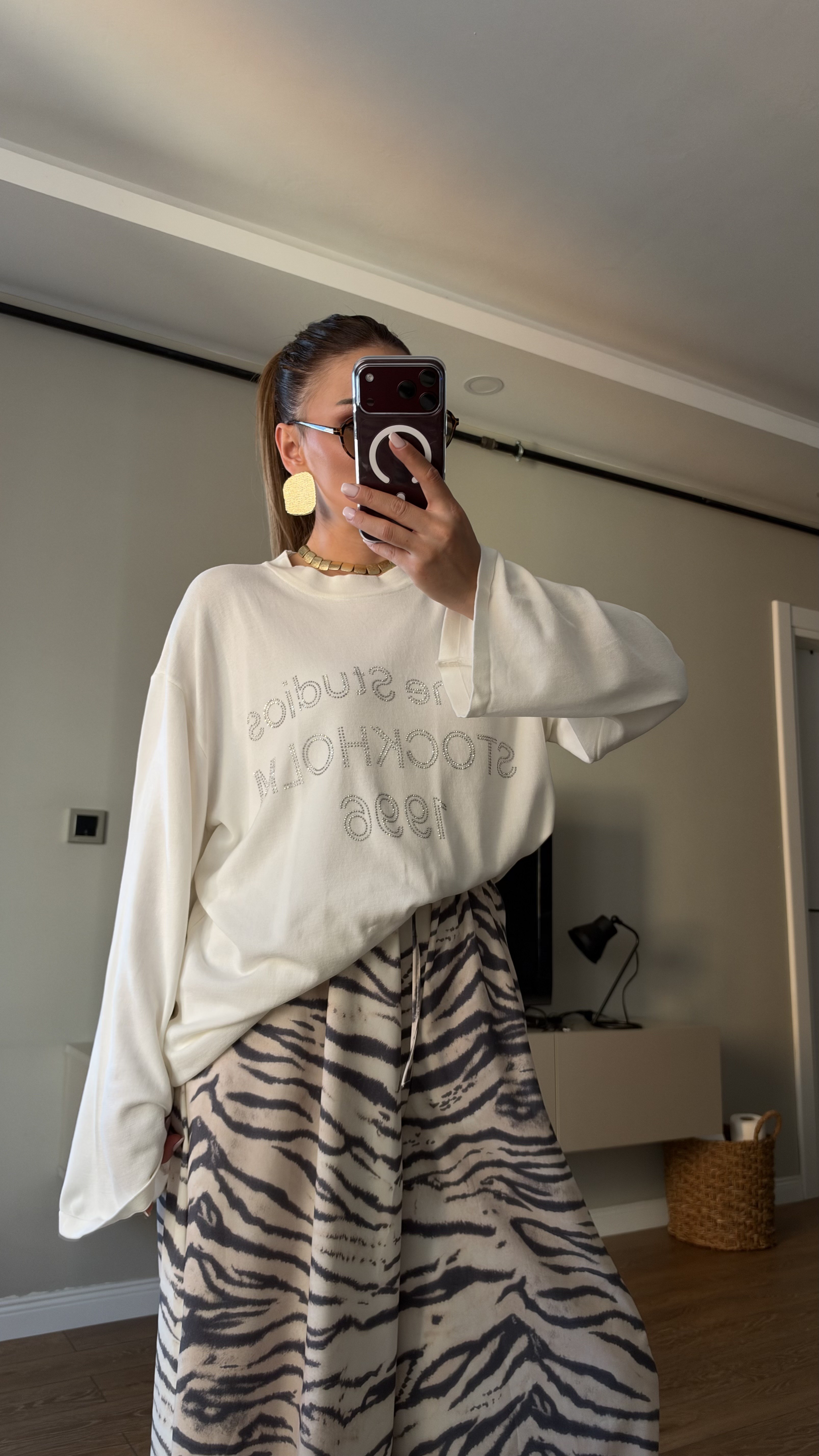 Önü Taş Detaylı Düşük Omuz Oversize Triko Bluz Beyaz