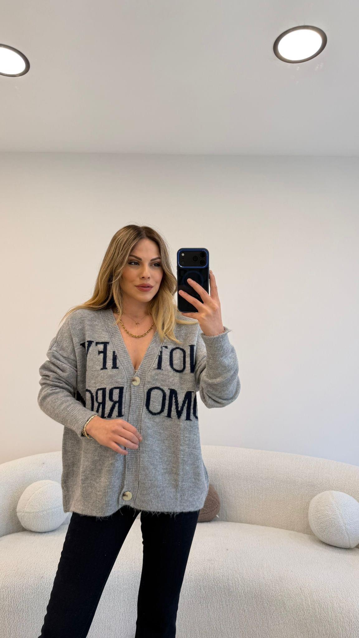 ÖNÜ YAZILI GRİ YÜN HIRKA