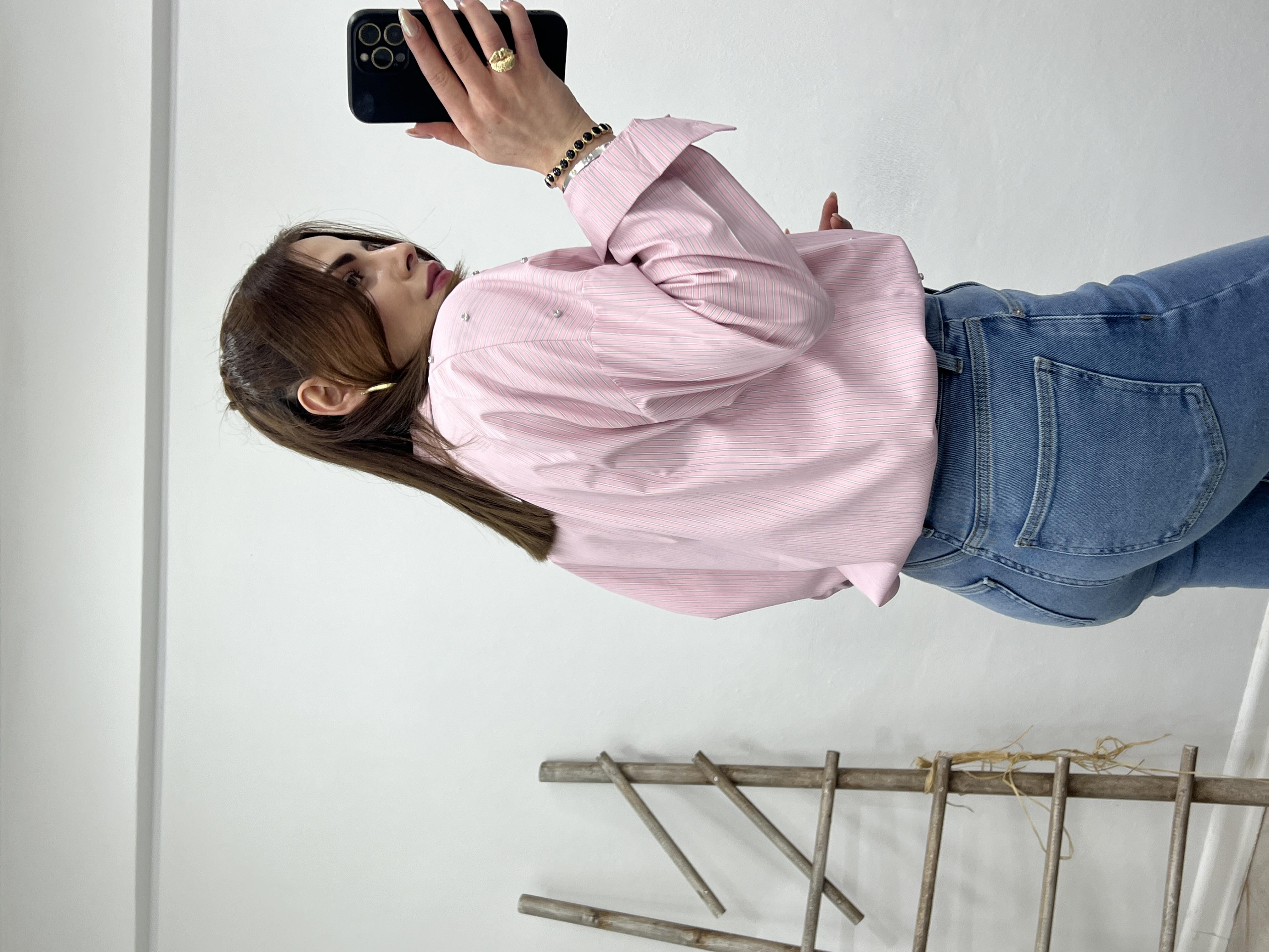 Pembe Çi̇zgi̇li̇ Taşli Gömlek