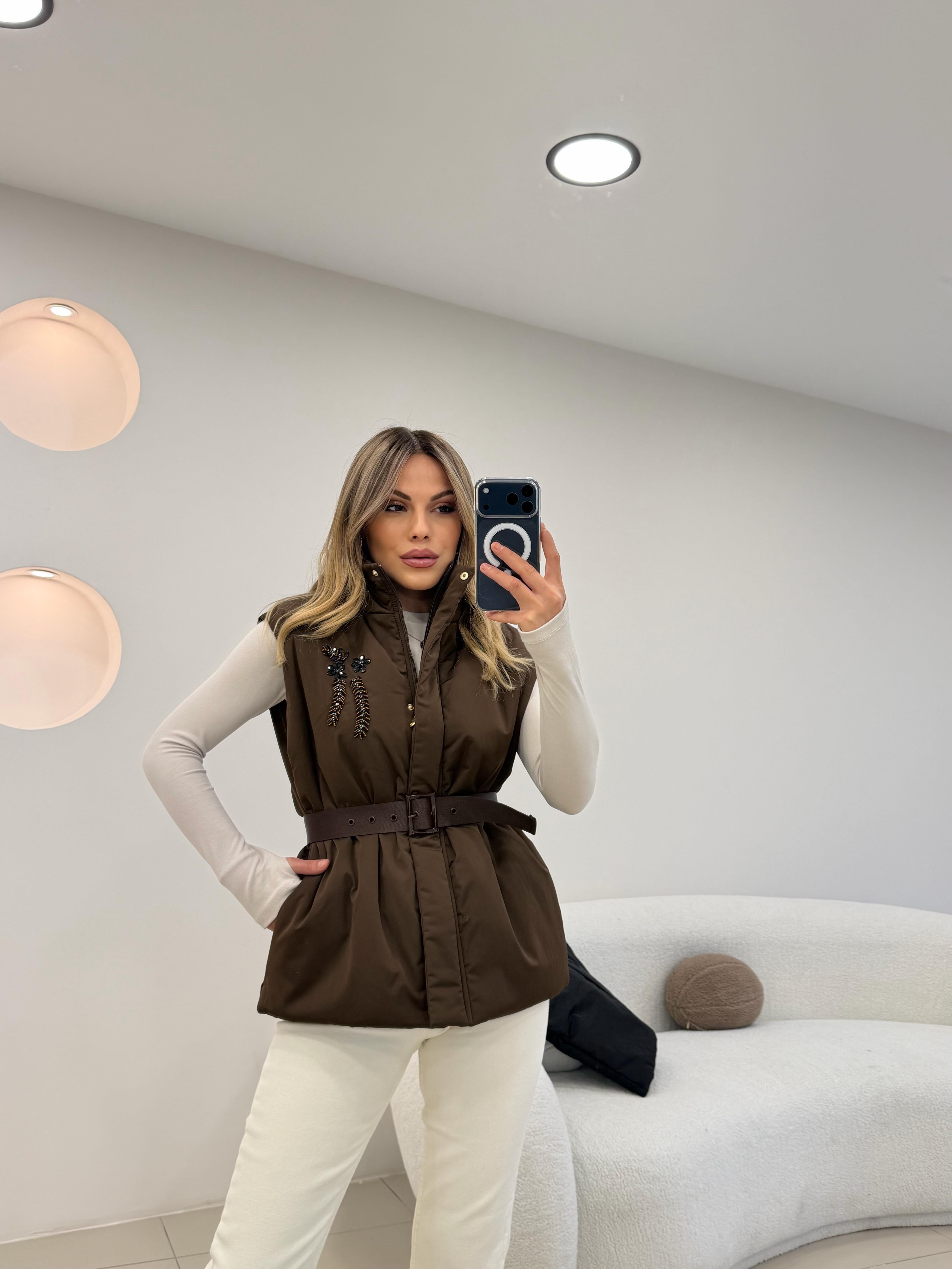 PREMİUM SERİ TAŞ İŞLEMELİ VE KEMER DETAYLI YELEK KAHVE