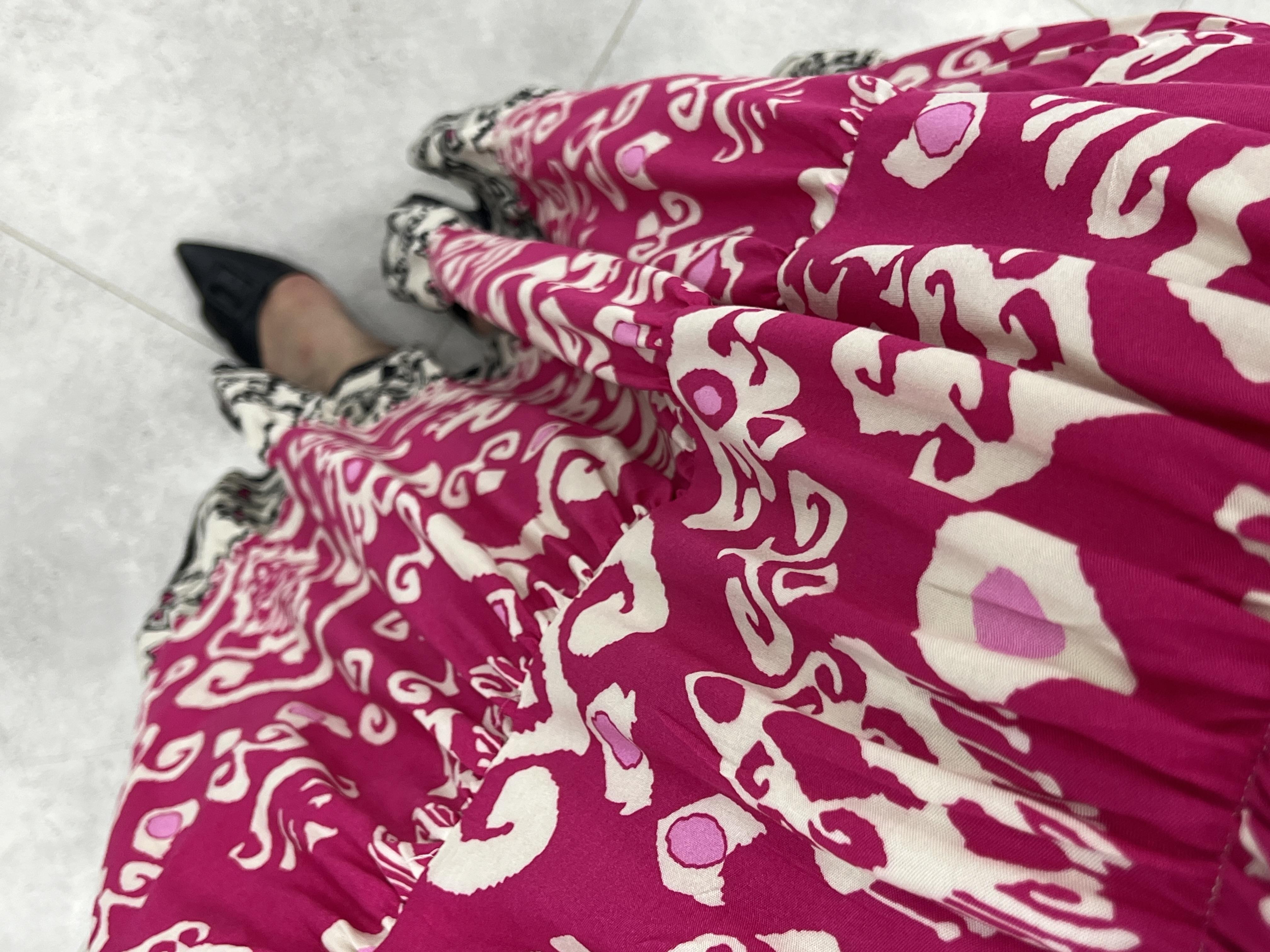 Sirt Dekolteli̇ Pembe Desenli̇ Elbi̇se