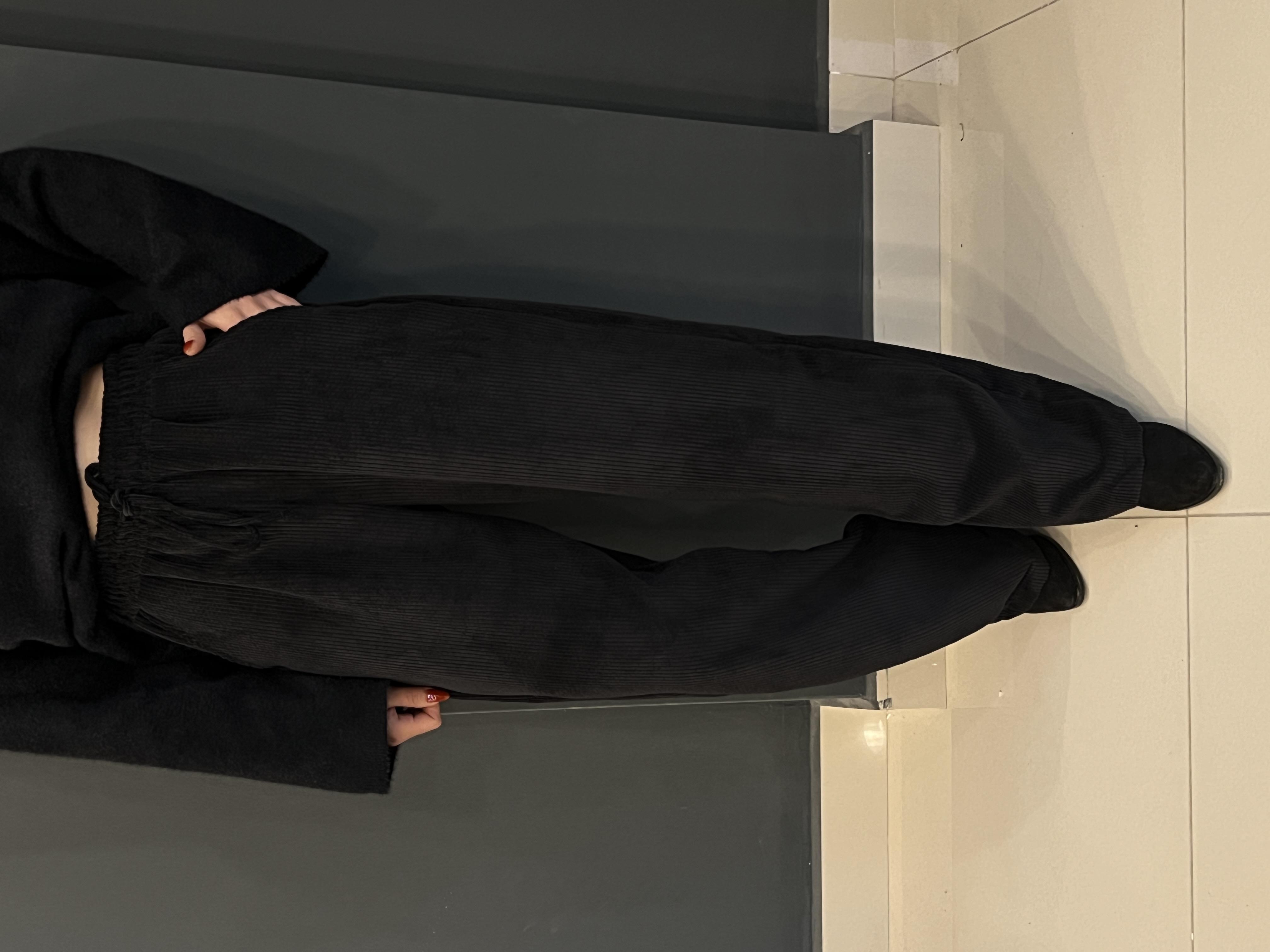 Si̇yah Beli̇ Lasti̇kli̇ Fi̇ti̇lli̇ Kadi̇fe Pantolon