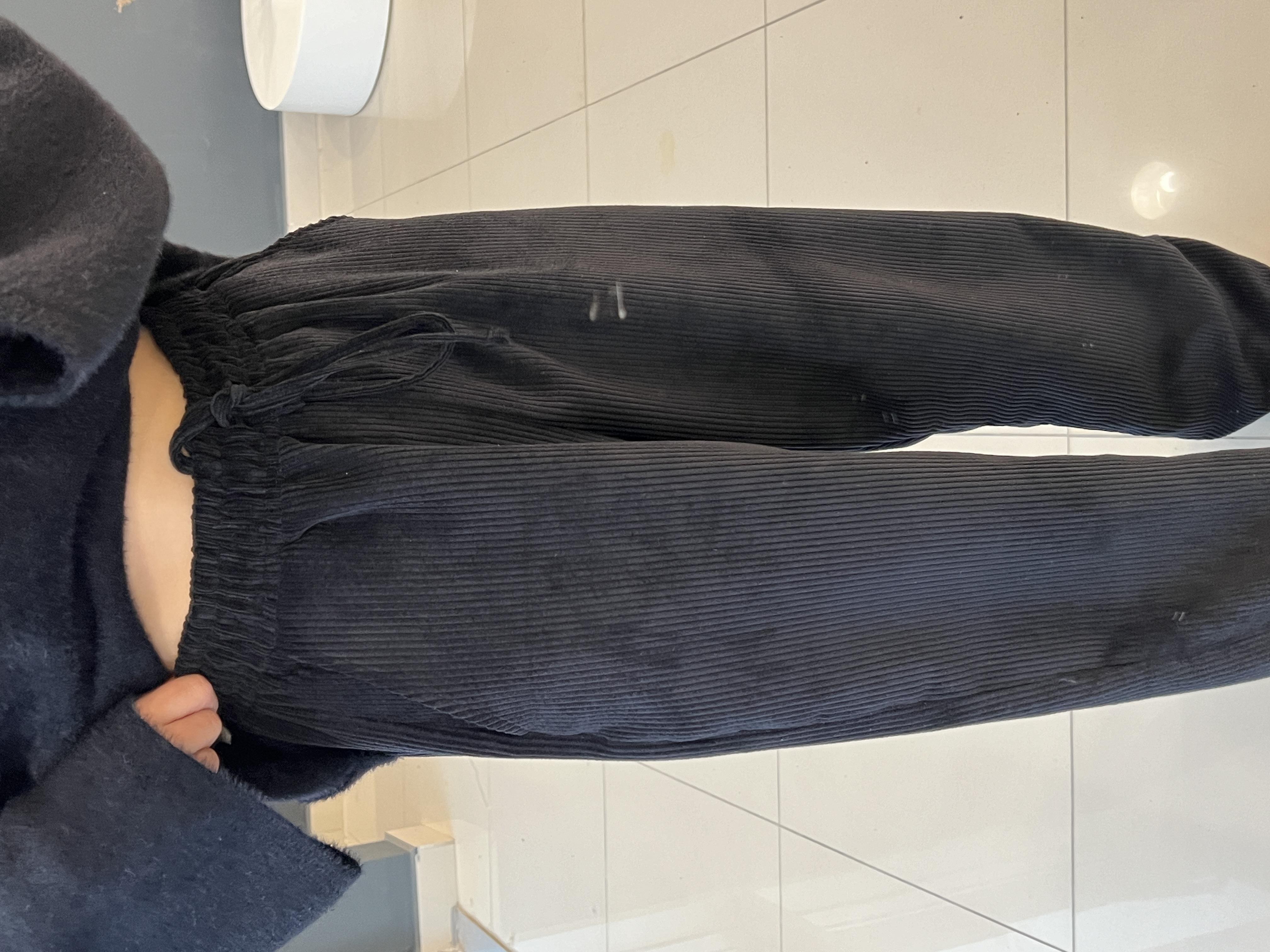 Si̇yah Beli̇ Lasti̇kli̇ Fi̇ti̇lli̇ Kadi̇fe Pantolon