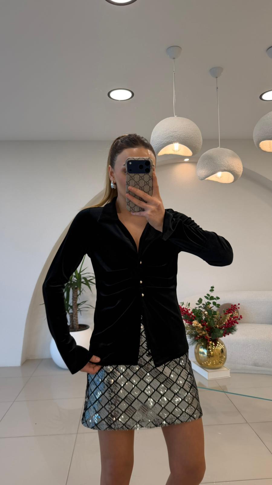 TASARIM GÖĞÜS PİLELİ KADİFE BLUZ SİYAH