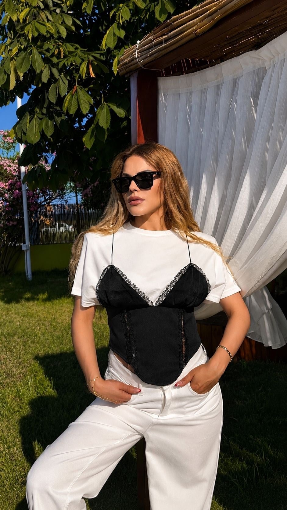 TASARIM VATKALI KORSE DETAYLI TSHIRT