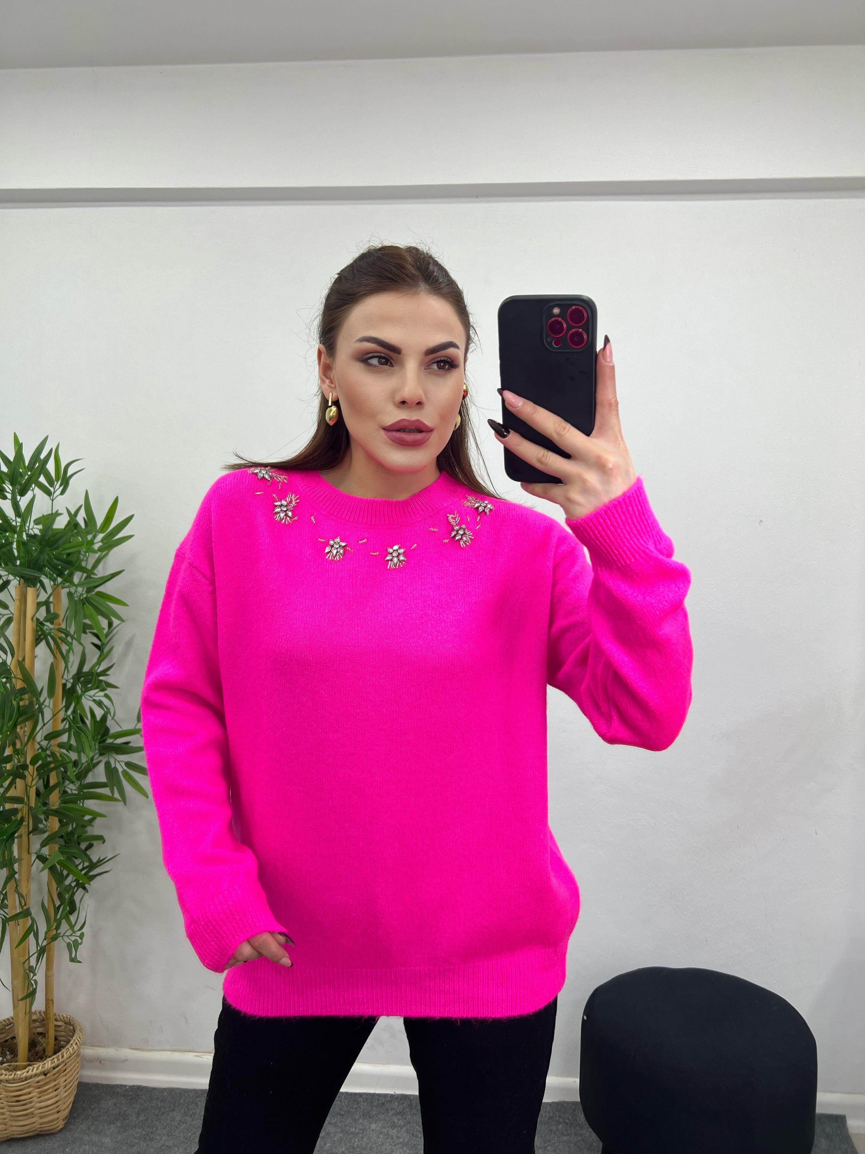 Yakasi Taşli Pembe Kazak