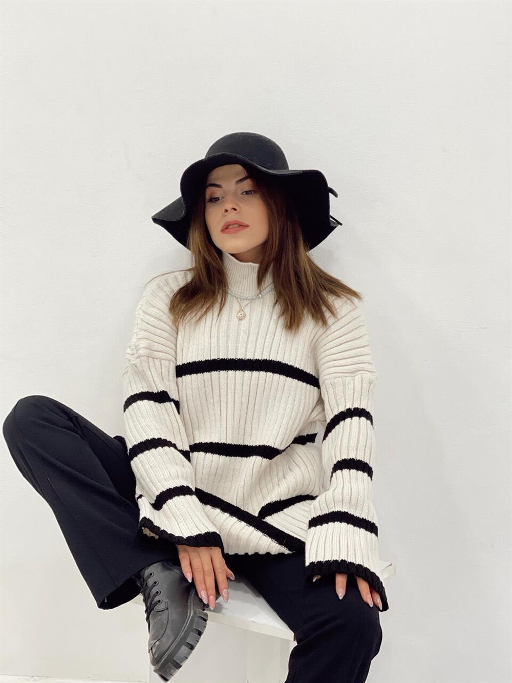 Ekru Çi̇zgi̇li̇ Di̇k Yaka Kazak