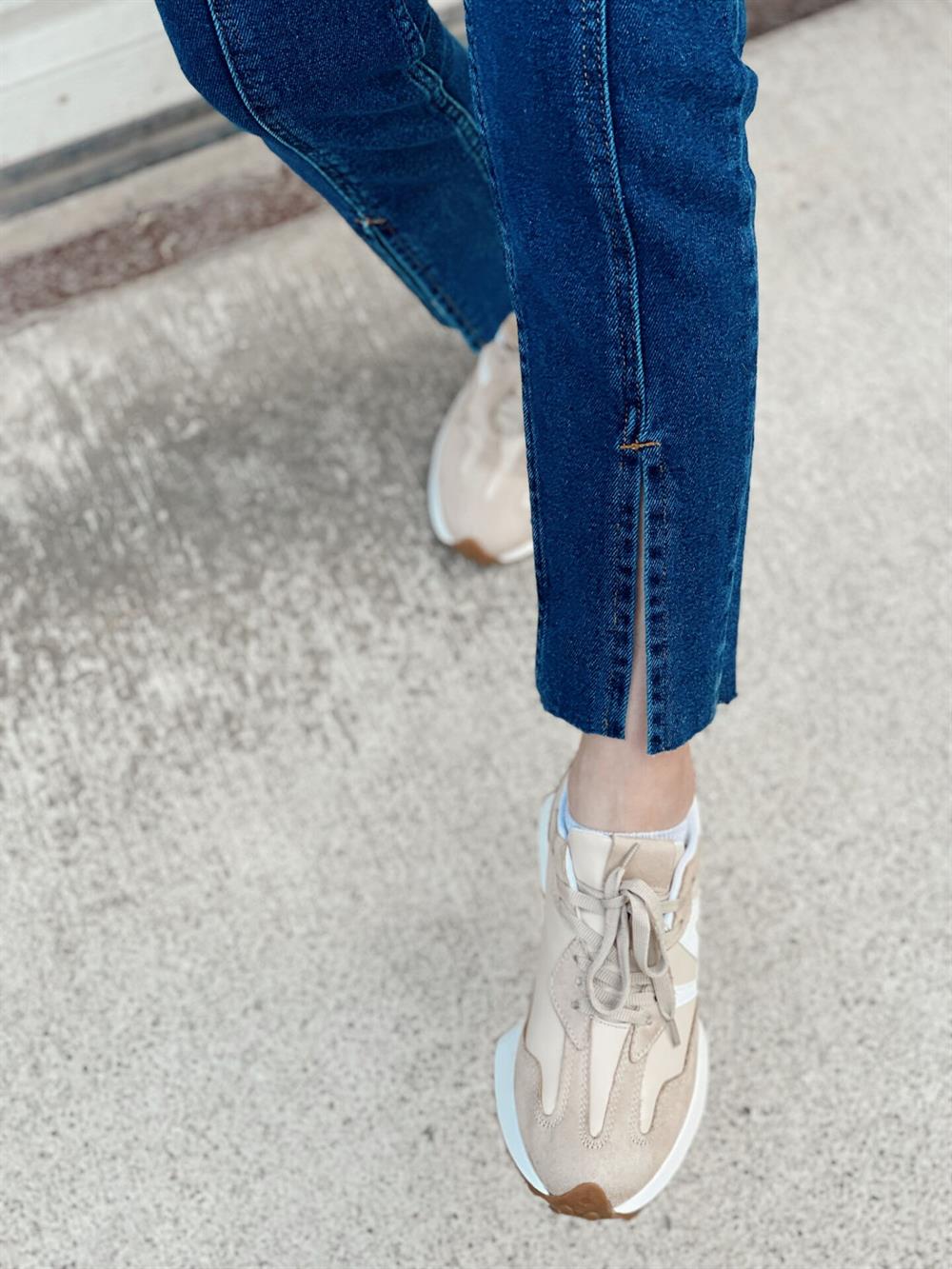 Laci̇vert Yirtmaçli Jean