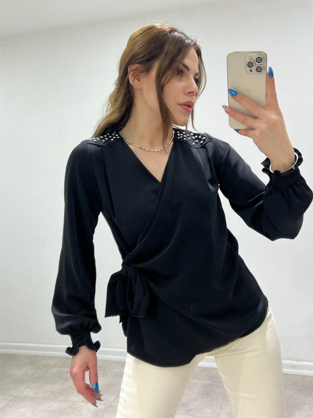Omuzlari Taşli Si̇yah Rengi̇ Bluz