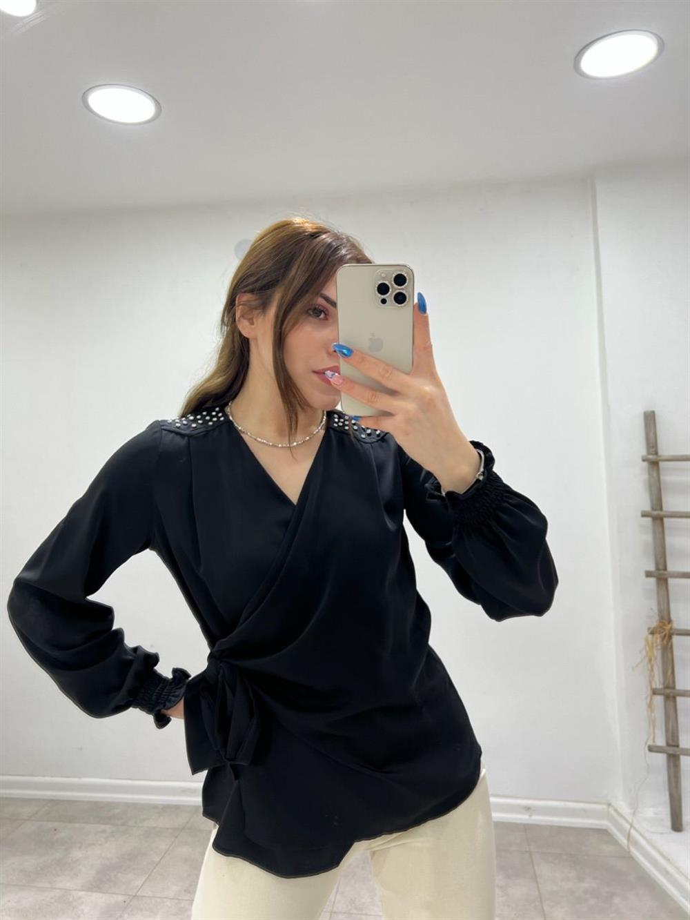 Omuzlari Taşli Si̇yah Rengi̇ Bluz