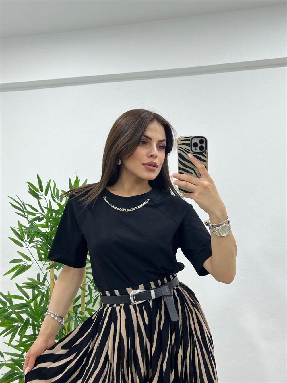 Bisiklet Yaka Kolye Detaylı Si̇yah Ti̇şört