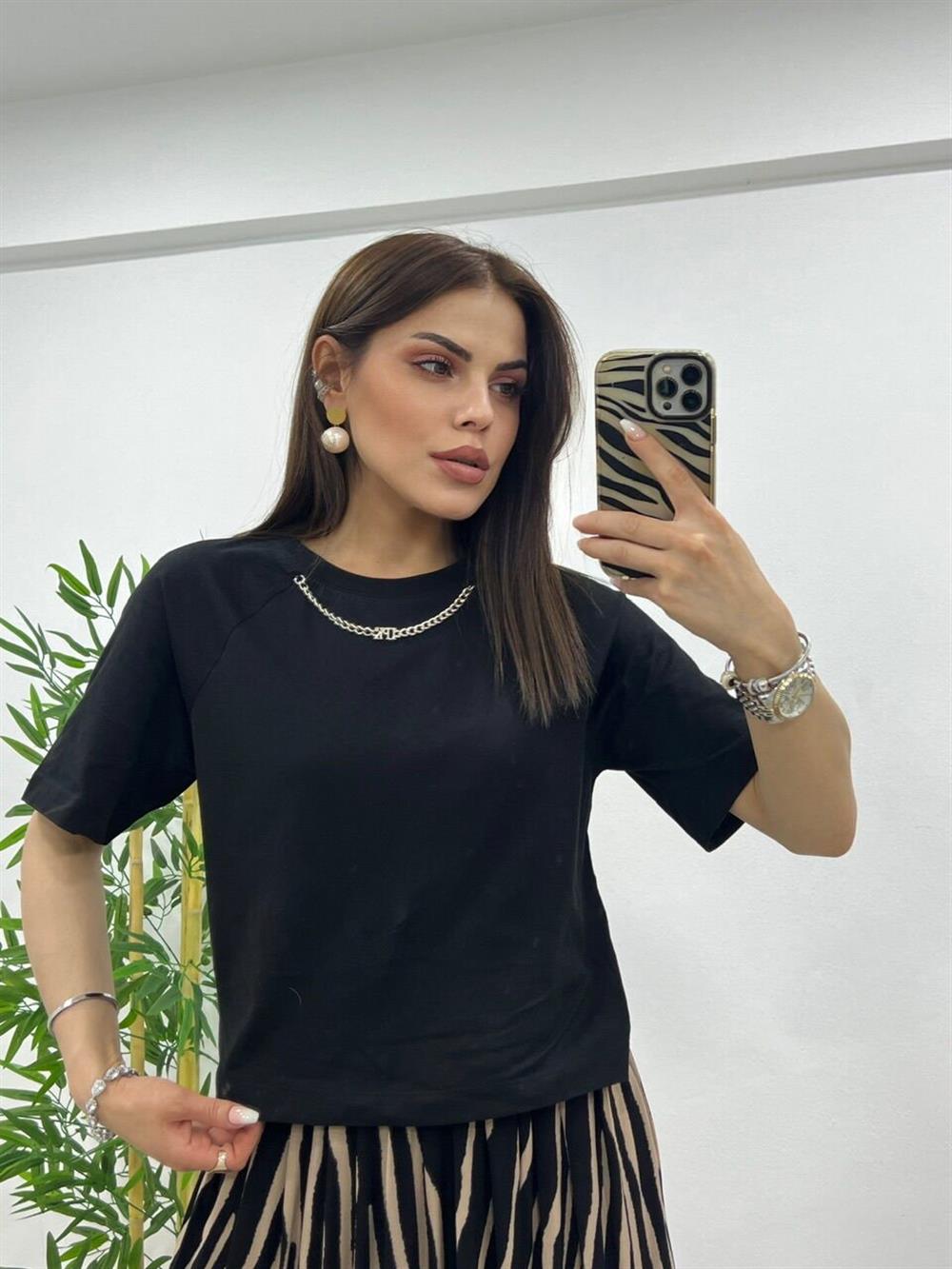 Bisiklet Yaka Kolye Detaylı Si̇yah Ti̇şört