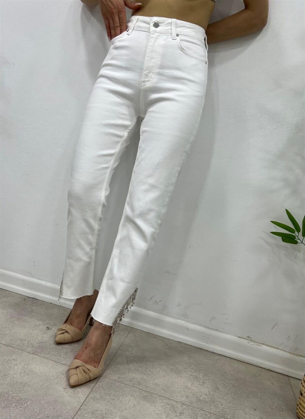 Paçalari Taşli Beyaz Jean