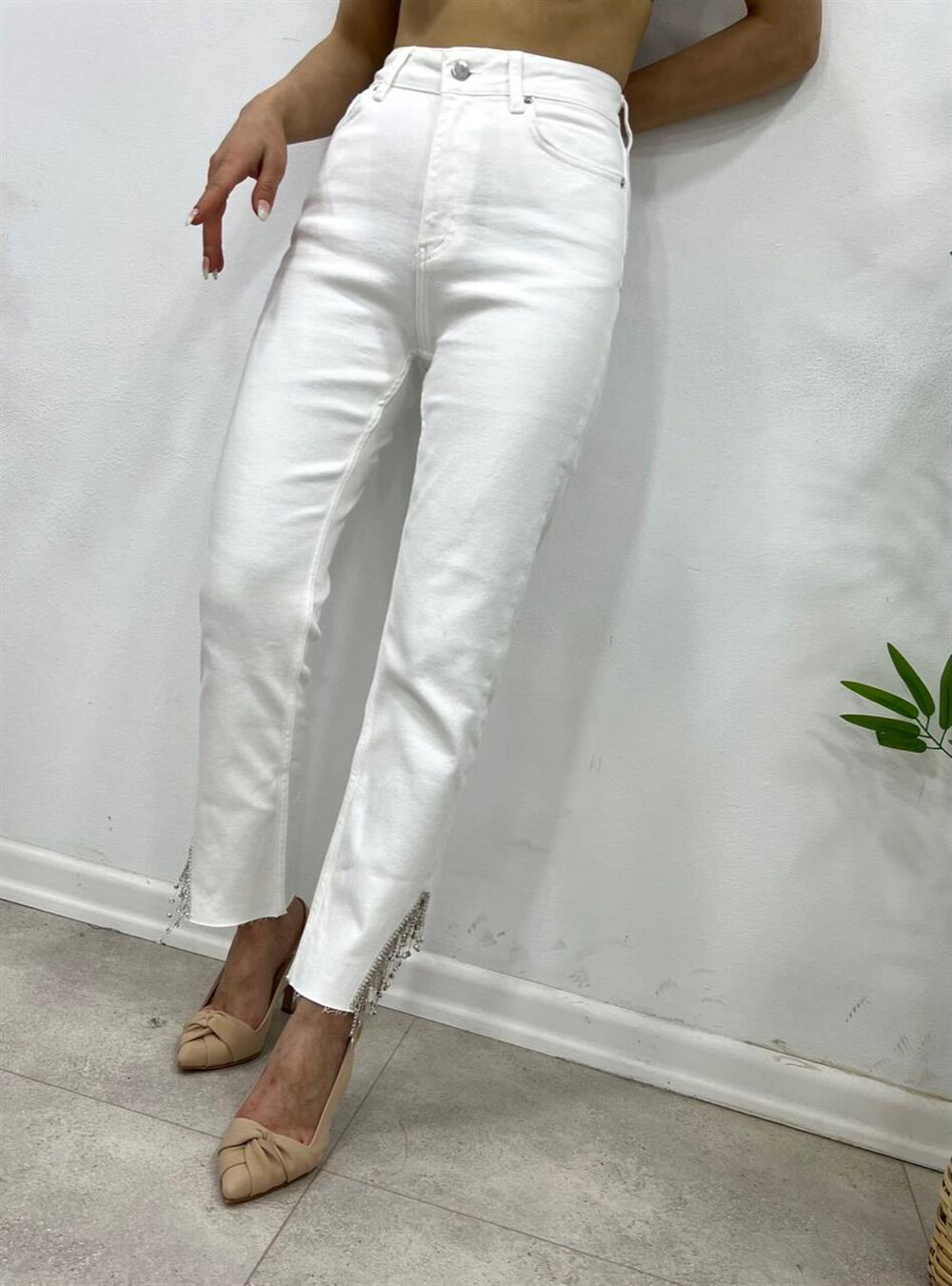 Paçalari Taşli Beyaz Jean