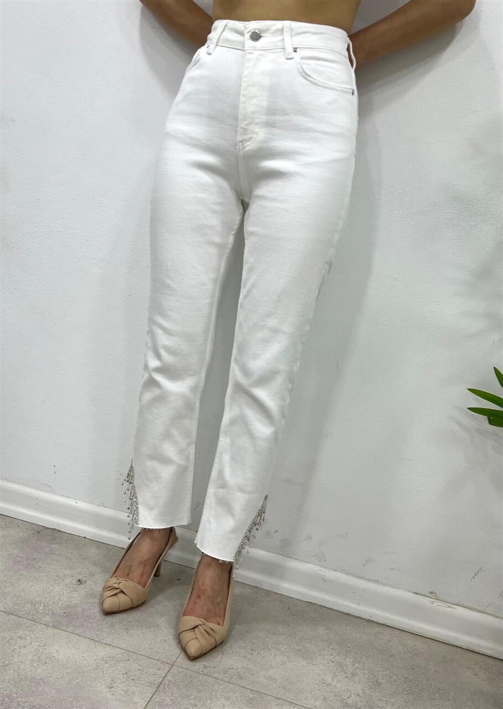 Paçalari Taşli Beyaz Jean