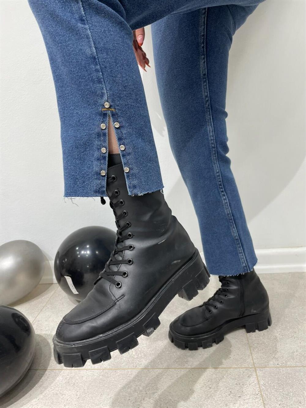 Paçalari Taşli Jean